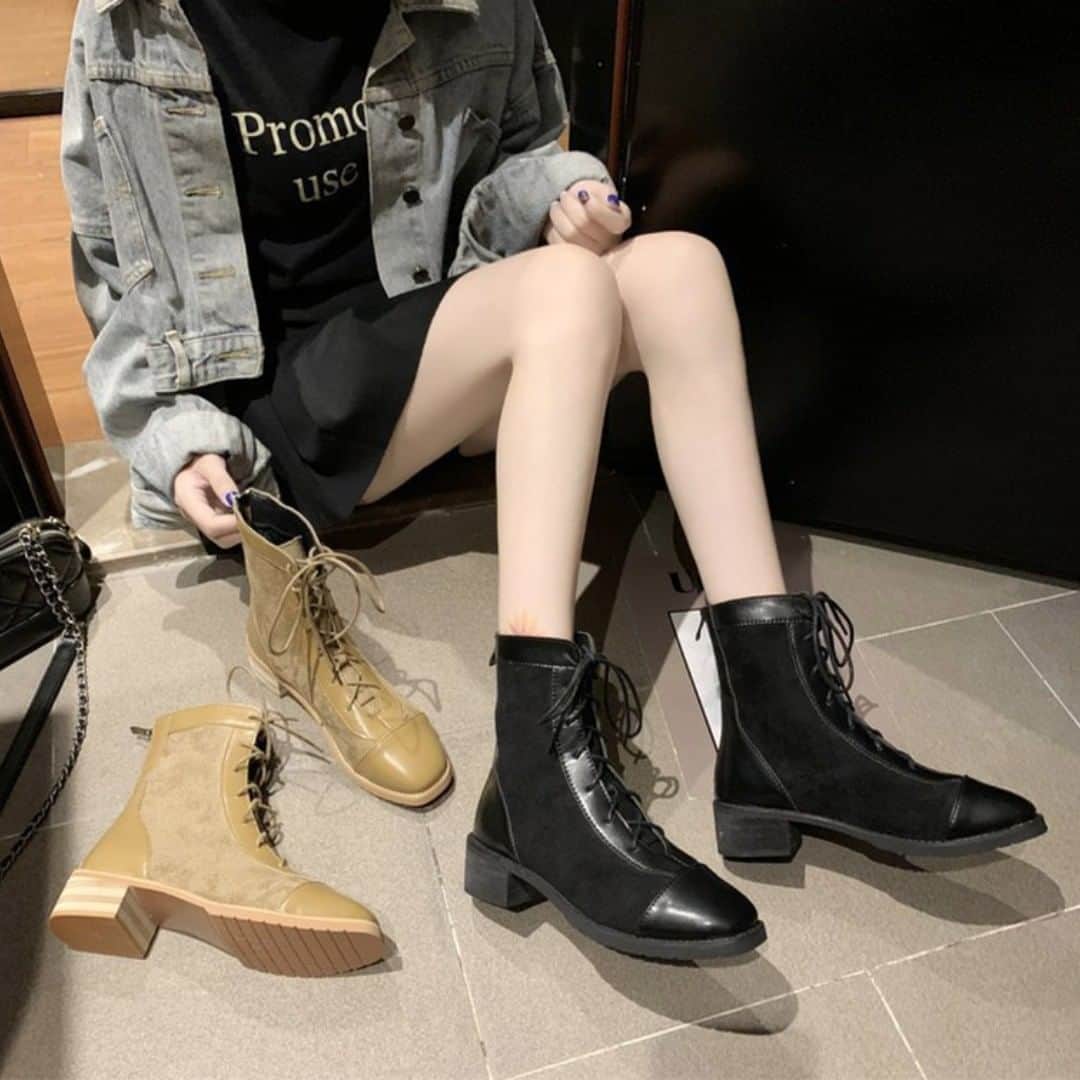 のインスタグラム：「スエードと合皮の異素材コンビがお洒落なレースアップブーツ。 ワイドパンツやデニムはもちろんワンピースとも相性抜群♪ カジュアルにもガーリーにも履きこなせるので１足あるとコーデの幅が広がります。 足首が細く見える細身のシルエットに仕上げながら、バックジップで着脱もスムーズ。 脚長効果抜群なレースアップブーツは履くだけでスタイル良く見せてくれます。 . お求めはコチラから▼▼ @maison_de_latir #maison_de_latir #https://shop-list.com/women/brand/maison-de-latir/」