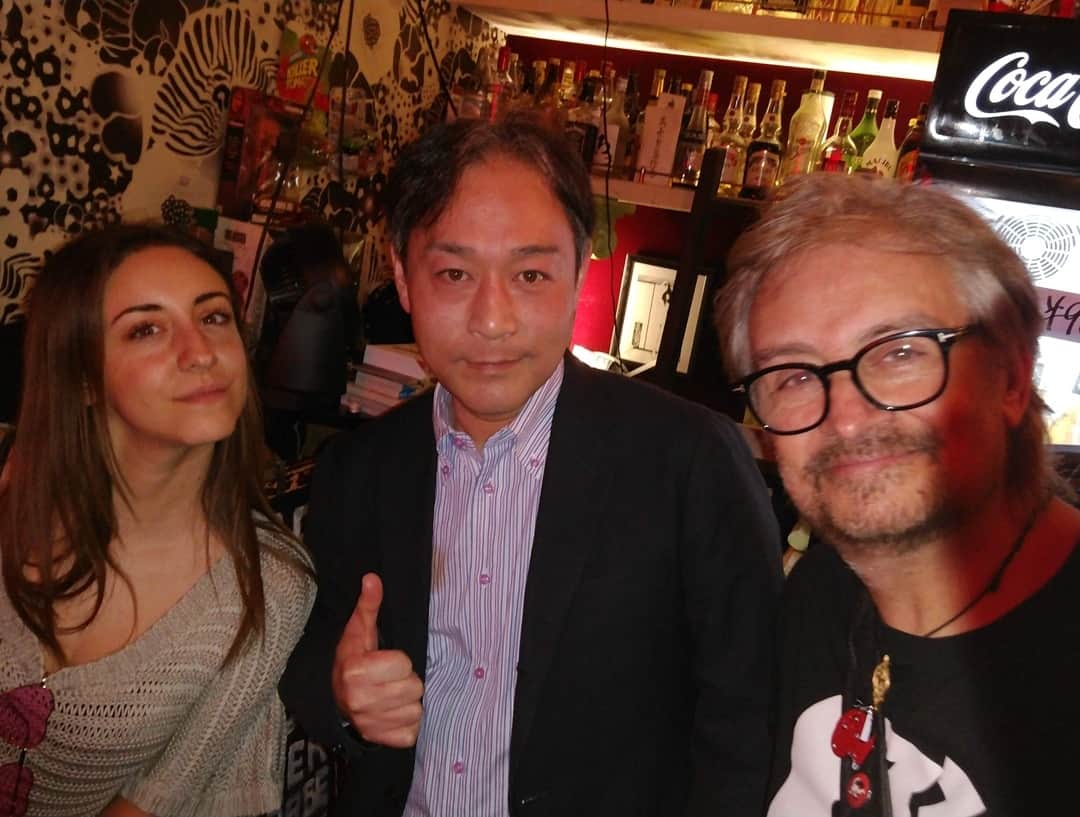 のインスタグラム：「10月の末にライヴの為に来日したイタリアのバンド、“クラウディオ・シモネッティズ・ゴブリン”御一行様とカンビアーレで遭遇した時の写真です✨ 映画「サスペリア」、「ゾンビ」等の音楽を作ったあのクラウディオ・シモネッティですよ‼️ あの名曲の数々を作った本人ですからね‼️ 感動でした😌 #歌舞伎#中村松江 #クラウディオシモネッティズゴブリン #claudiosimonetti'sgoblin #クラウディオシモネッティ #claudiosimonetti #カンビアーレ #cambiare #新宿ゴールデン街」