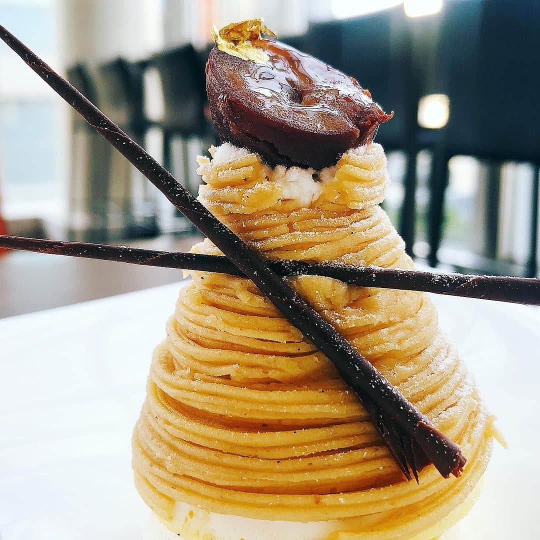 のインスタグラム：「打ち合わせしながら和栗モンブラン♪  生クリームと細いチョコがアクセント ・ ・ エクセルホテル東急渋谷5階のラウンジ。モンブランお願いしたらアイスもついてるん♡ ・ ・ ここのラウンジ、わりとよく使います。駅直結だし。もん子ちゃんと打ち合わせもしてました。 ・ ・ あ、告知でーす！ 明日、11/27 良かったらテレビ東京「なないろ日和」生出演予定なのでご覧頂けると嬉しいです。 ・ ・ 東京のラグジュアリーなホテルグルメ、スイーツ、最新スポットなど。一日中 ロケに張り切って行ってきました。 スタジオから生出演でご紹介する予定です〜 ・ ・  #エスタシオンカフェ #栗スイーツ#モンブラン#モンブラン巡り#和栗#和栗のモンブラン#栗#フランス栗#里井真由美#1級フードアナリスト里井真由美#さといいね#栗スイーツ#デパ地下#ホテルスイーツ#デパ地下スイーツ#ホテル#ありが糖運動#まゆログ」