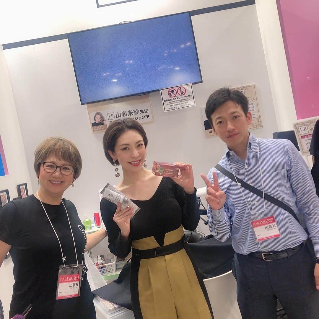 山名未紗さんのインスタグラム写真 - (山名未紗Instagram)「#ネイルEXPO2019﻿ #東京ビックサイト で行われた﻿ 日本最大級ネイルの大イベント 2日間﻿ 終了しました✨✨ ﻿ ﻿ @nailpartner ﻿ @lb.acrylic ブースにて﻿ 2日間、施術させて頂きました💅🏻 ﻿ ﻿ ブースにお集まり頂きました皆様﻿ ありがとうございました！🥺 ﻿ ﻿ じゃんけんで✊✌️✋﻿ 施術できなかった方ごめんなさい🙇‍♀️ ﻿ ﻿ #ナイトグロウ もとても﻿ 好評頂き嬉しいです✨﻿ 暗闇で光るなんてワクワクしますよね！！﻿ あ！と驚くワクワクする商品を﻿ これからもお届けしたいと思います🤲🏻 ﻿ ﻿ 皆さま、ありがとうございました！﻿ ﻿ また年始に店舗﻿ @luxbox.group にて﻿ #山名未紗施術キャンペーン﻿ を行いたいと思っております！﻿ 告知はもうしばらくお待ちください😌」11月26日 16時41分 - misa_yamana