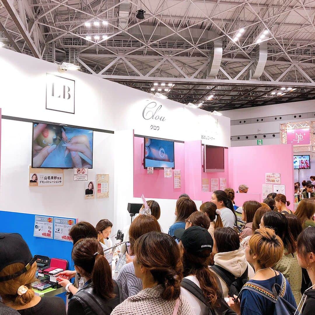 山名未紗のインスタグラム：「#ネイルEXPO2019﻿ #東京ビックサイト で行われた﻿ 日本最大級ネイルの大イベント 2日間﻿ 終了しました✨✨ ﻿ ﻿ @nailpartner ﻿ @lb.acrylic ブースにて﻿ 2日間、施術させて頂きました💅🏻 ﻿ ﻿ ブースにお集まり頂きました皆様﻿ ありがとうございました！🥺 ﻿ ﻿ じゃんけんで✊✌️✋﻿ 施術できなかった方ごめんなさい🙇‍♀️ ﻿ ﻿ #ナイトグロウ もとても﻿ 好評頂き嬉しいです✨﻿ 暗闇で光るなんてワクワクしますよね！！﻿ あ！と驚くワクワクする商品を﻿ これからもお届けしたいと思います🤲🏻 ﻿ ﻿ 皆さま、ありがとうございました！﻿ ﻿ また年始に店舗﻿ @luxbox.group にて﻿ #山名未紗施術キャンペーン﻿ を行いたいと思っております！﻿ 告知はもうしばらくお待ちください😌」