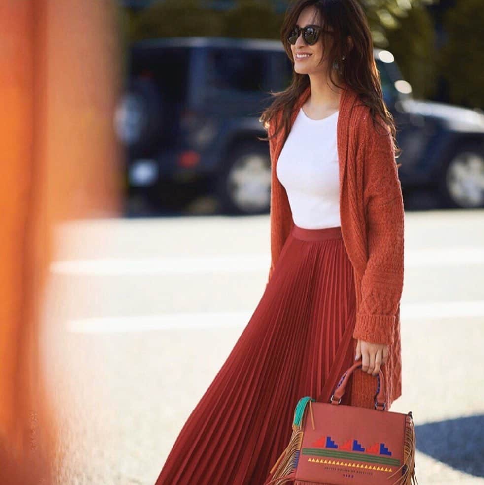 のインスタグラム：「ベネトーンマガジン 秋冬コレクション🍁🍂 ・ 今日は寒いなんで、 皆さん、暖かくしてお出かけしてね☺️🥰💕 ・ Benetton Magazine  Fall/Winter collection 🍂🍁 ・ @benetton_japan @benetton ・ #benetton#benettonmagazine#ベネトーン#ベネトーンマガジン」