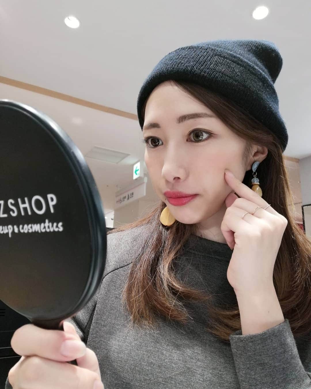のインスタグラム：「* 🔽こちらの写真、いつもの私と何が違うでしょう？？🔽 ** 松坂屋KiKiYOCOCHO内にある、 【DAZZSHOP】さんに行ってきました🙆‍♀️ DAZZSHOP(@dazzshop_official ) さんは、カラーコンタクトレンズと、コスメのお店💄 ✔️瞳からメイクアップする がコンセプトとということで、コンタクトレンズだけではなく、メイクアップコスメも取り扱ってるそうです！ * 1枚目の私の写真！DAZZSHOP さんでカラコンを試着させていただいてます！左目だけカラコンが入ってるよ👁️ 試しているのは、スパークリングの01番。 イエローが入ってて、一気にハーフ感でる～！！めちゃかわいい💟 * 4枚目の写真で付けてるようなナチュラルなカラコンもあるよ👁️(ブレンデッド01番) * コスメも発色がよくてキラキラ系が多くて可愛かった💟 * コンタクトって箱で買うことが多いし失敗したくないので、お試しできるのはありがたい👯👯 * みなさんも、是非試せるカラコンも試せるコスメブランド【DAZZSHOP 】行ってみてね～🙌 @kikiyococho_nagoya @matsuzakayangy #松坂屋アンバサダー #PR #松坂屋名古屋店 #kikiyococho_nagoya #キキヨコチョ名古屋  #dazzshop #ダズショップ #カラコン #コンタクトレンズ #お試し #ハーフ感 #ハーフメイク #コスメ #クリスマスコフレ #キラキラ」