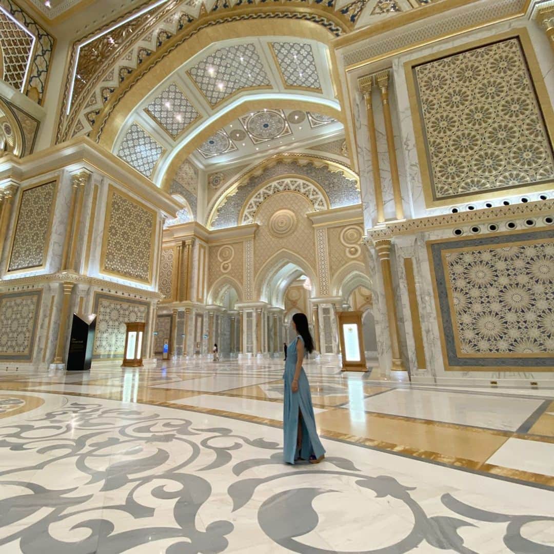 Rieさんのインスタグラム写真 - (RieInstagram)「気分はアラブ版シンデレラ👸🤣 ・ こんな宮殿に来れるなんてっ✨ ・ ここって、一般公開されてるんですか？と、メッセージたくさん来ましたが、今年3月から一般公開されたので行けるんですよ✨ ・ UAEという国の中にはアブダビもドバイも含まれていまして、アブダビの王様が、UAEの大統領で、ドバイの王様が副大統領です ・ で、ここカスルアルワタンはアブダビの大統領官邸✨ つまりは、アブダビの王様の宮殿みたいなものです ・ アブダビがUAEの中で1番お金持ちなんですが、本当に財力を見せつけられますよ🤣 ・ 絶対来た方がいいところ✨ ・ #アラブ #uae #アブダビ #カスルアルワタン #ドバイ在住 #qusralwatan #abudhabi #大統領官邸 #宮殿」11月26日 16時54分 - rie_dubai