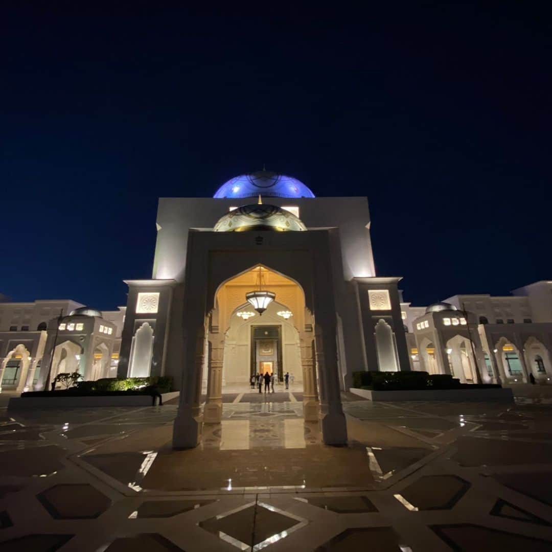 Rieさんのインスタグラム写真 - (RieInstagram)「気分はアラブ版シンデレラ👸🤣 ・ こんな宮殿に来れるなんてっ✨ ・ ここって、一般公開されてるんですか？と、メッセージたくさん来ましたが、今年3月から一般公開されたので行けるんですよ✨ ・ UAEという国の中にはアブダビもドバイも含まれていまして、アブダビの王様が、UAEの大統領で、ドバイの王様が副大統領です ・ で、ここカスルアルワタンはアブダビの大統領官邸✨ つまりは、アブダビの王様の宮殿みたいなものです ・ アブダビがUAEの中で1番お金持ちなんですが、本当に財力を見せつけられますよ🤣 ・ 絶対来た方がいいところ✨ ・ #アラブ #uae #アブダビ #カスルアルワタン #ドバイ在住 #qusralwatan #abudhabi #大統領官邸 #宮殿」11月26日 16時54分 - rie_dubai