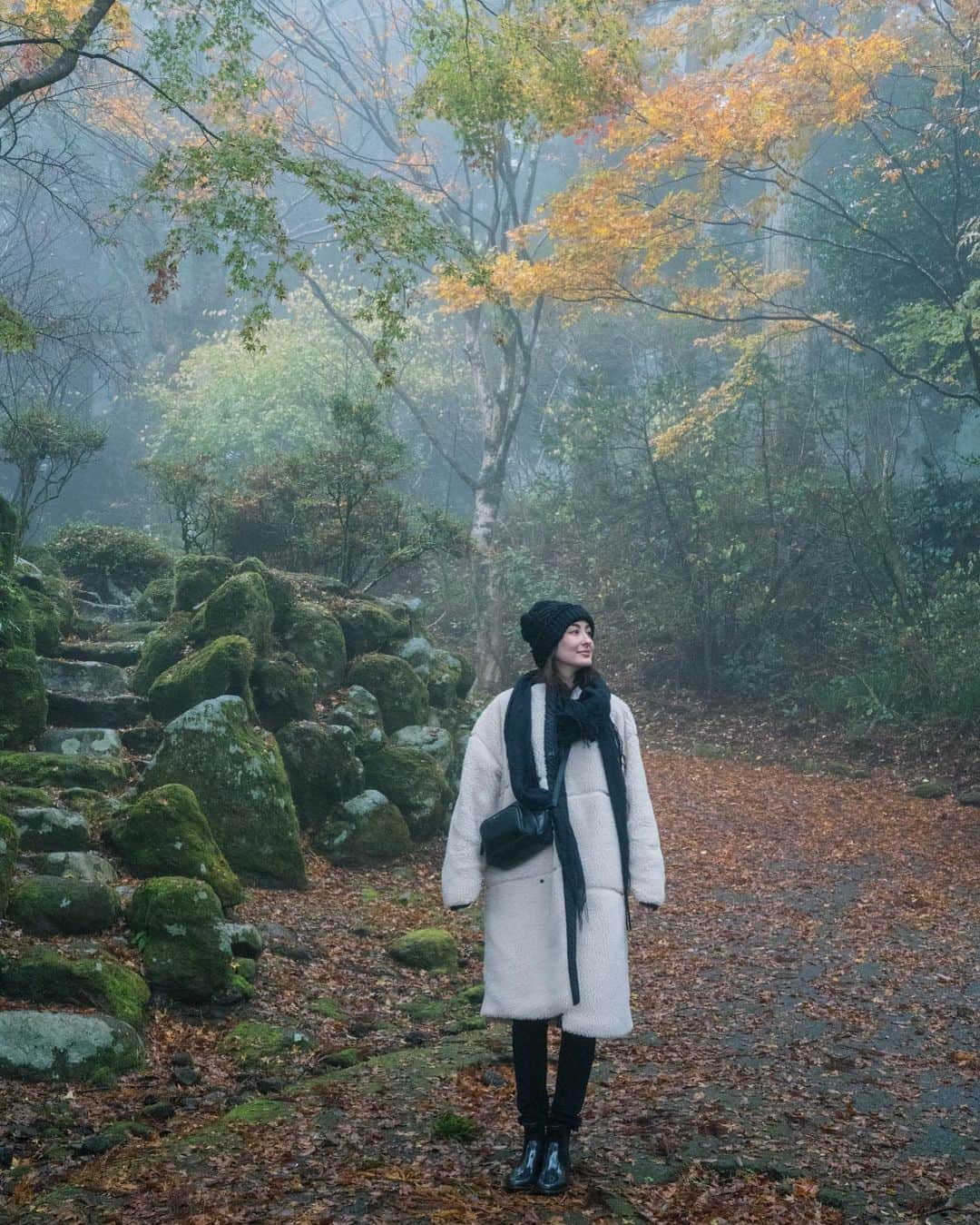 オードリー亜谷香のインスタグラム：「Always wandering 🖤🍂🧡」