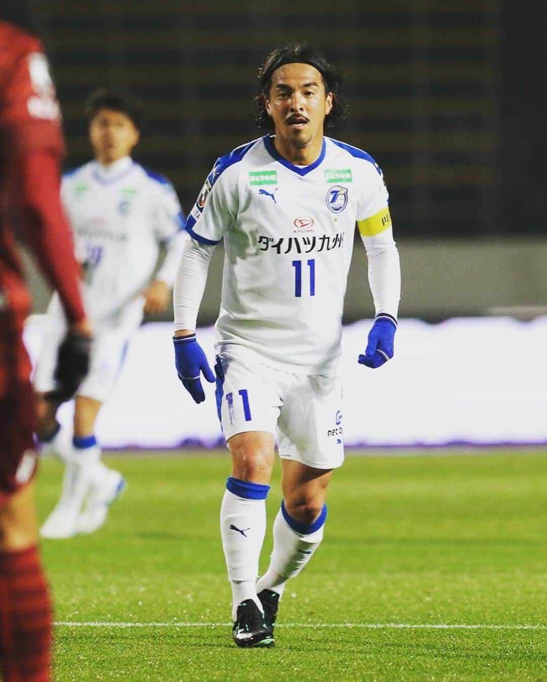 馬場賢治さんのインスタグラム写真 - (馬場賢治Instagram)「11月24日で2019年のシーズンが終わりました。  まずはFC岐阜を愛する全ての皆さん、岐阜をJ2に残すことができず本当にすいません。 夏からFC岐阜がJ2に残留するために必要とされてきましたが、何一つ力になれず、皆さんの期待を大きく裏切ってしまいました。 本当に申し訳なく思っています。 9月7日のホーム栃木戦の皆さんの最高の後押し、応援を見て絶対にこのチームを落としちゃいけないと強く心に誓いましたが、自分でチームを残留させれる力もなければ、皆さんに何一つ恩返しもできない情けない結果だけが残ってしまいました。 毎日全力で取り組んできたことだけは自信がありますが、あれを決めていれば、あの時もっとチームに声をかけていればと後悔もあります。 もう下を向いて前に進むのもしんどい時も沢山ありましたが、どんな時も最後の最後まで素晴らしい後押しをしてくれた皆さんに、また前を向いて頑張らなきゃと何度も何度も助けられていました。 本当に本当に心から感謝しています。 どこにも負けない最高に素晴らしいサポーターでした。 そして大分トリニータの一員としてJ1開幕戦を鹿島アントラーズに勝ってスタートした今年のシーズン。 夏で去ってしまいましたが、残り2試合も含めて素晴らしいシーズンを大分は送れているのではと思います。 ぜひ笑顔でシーズンを終えられることを願っています。 僕自身来年も必要としてくれるチームがあればプロサッカー選手を続けたいと思っています。 まだまだ成長したいと思っているし、このままでは終われないとも思っています。 先のことは全くわかりませんが、しっかりと皆さんに報告できるといいなと思っています。 では、2019年シーズンも沢山の応援、後押し本当にありがとうございました。  #fc岐阜  #大分トリニータ #2019 #jリーグ」11月26日 16時56分 - babakenji.0707