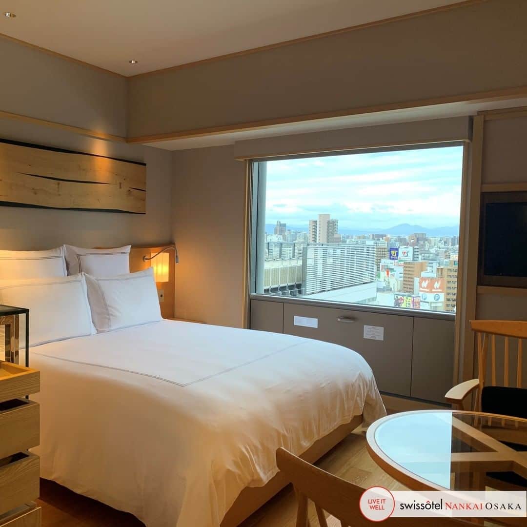 スイスホテル南海大阪さんのインスタグラム写真 - (スイスホテル南海大阪Instagram)「伝統を守ることは、現代の快適さを失うことを意味するものではありません。旅館スタイルのスイートルームは、日本の雰囲気に浸りながらも快適な滞在を保証します。  Going with tradition doesn't mean losing out on modern comforts. Our ryokan-style suites ensure luxurious convenience while being immersed in local flair.」11月26日 17時00分 - swissotelnankaiosaka_official