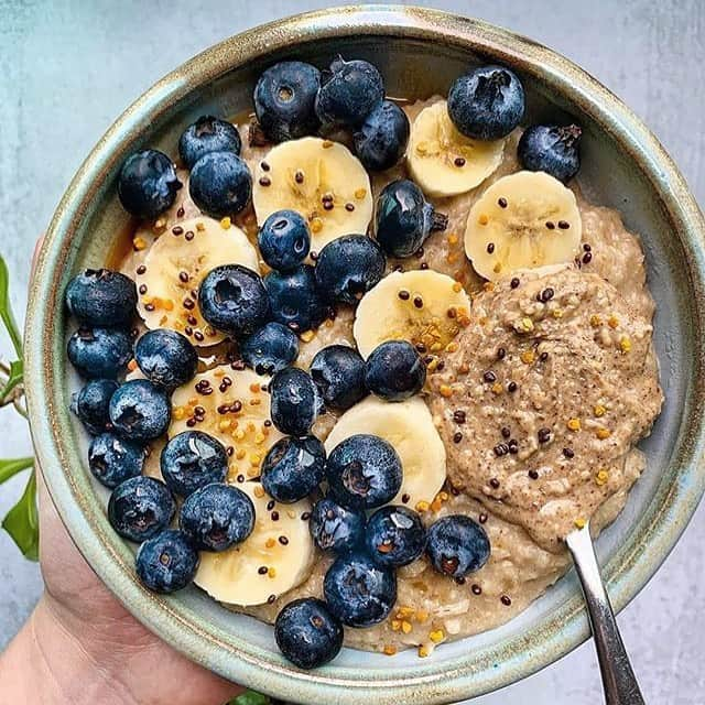 ルイス・グローバーさんのインスタグラム写真 - (ルイス・グローバーInstagram)「Good Morning🌤 healthy oat breakfast with chia seeds, blueberries, almond butter, banana & cinnamon 🍌🥣 • Www.BodyByLouise.com • #bodybylouise #healthy #fruit #bodybuilding #goodmorning #breakfast #yummy #protein #flaxseeds #chiaseeds #winterwarmers #oatmeal #oats #oatbreakfast #carbs #complexcarbs #morning 🌤」11月26日 17時00分 - louiseglover