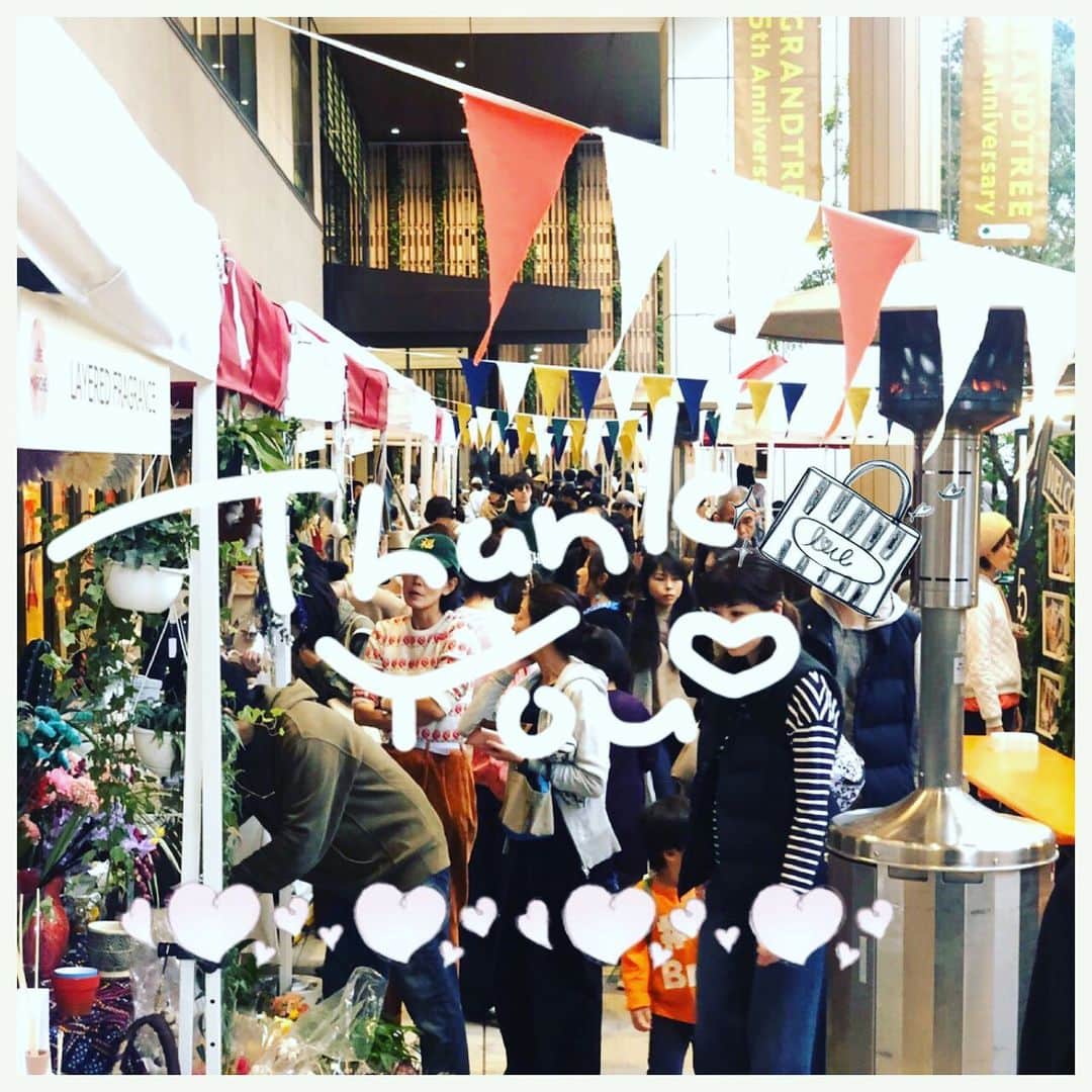 のインスタグラム：「@lifesmilemarche  二日間♪  お越しいただいた皆様 ありがとうございました😊  23日土曜日は生憎の雨と風の強さに😿もかかわらず足を運んでいただき心より感謝しています。出店者の皆様も本当に頑張っていただきました。 24日は午後から天気も良くもどり 笑顔全開 素敵なマルシェとなりました。  本当にありがとうございました。」
