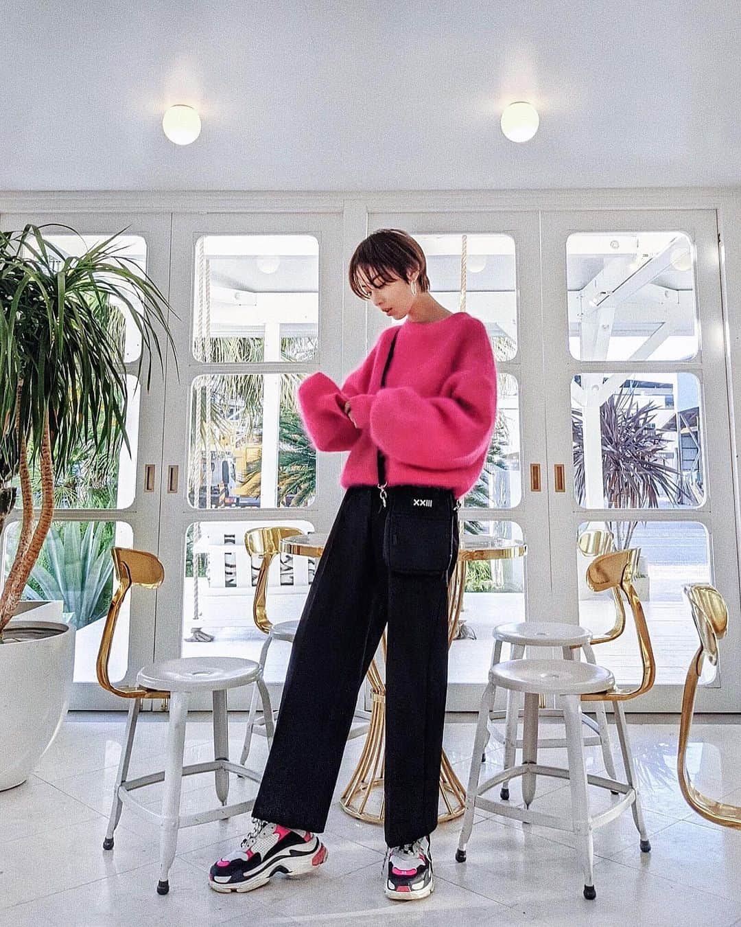ソンイのインスタグラム：「まだハワイ写真載せ切れてないけど、冬服私服💕 どんよりお天気の日はパキッとピンクでHAPPY気分💖🌺💞🎀﻿ 💗ニット : 去年の @snidel_official﻿ 💗パンツ : @plst_official﻿ 💗スニーカー : @balenciaga﻿ 💗バッグ : @cestvingttrois23﻿ 💗ピアス : @hm﻿ ﻿ シルエットが綺麗な @plst_official のワイドパンツをあえてメンズライクに着てみたよ😙💕﻿ 綺麗めトップス&ヒールと合わせると印象ががらりと変わるから、着回し力抜群な優秀パンツです✌🏻﻿ #プラステはいてみた #plst #pr #ootd #mylook」