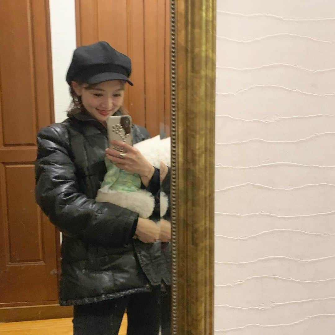 NANA HOSOYAさんのインスタグラム写真 - (NANA HOSOYAInstagram)「leather down🌚🌚 抱っこ犬フィスくんと共に🤳♡」11月26日 17時06分 - nana_hair_tokyo