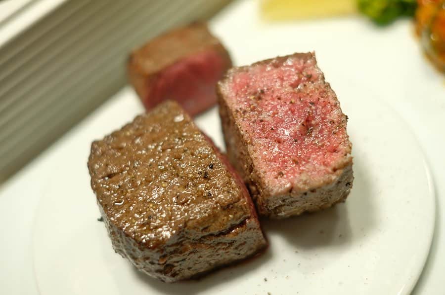 奥田順子さんのインスタグラム写真 - (奥田順子Instagram)「ポンテベッキオ🍴が上質な赤身肉をリーズナブルに提供するステーキ店をオープンしました。 炭火焼きステーキ専門店「D-Steak」にlunchに🥩 ・ 150gをオーダー 脂身が少なく歯応えのあるモモ肉。この肉を軟らかくするために、焼く前に繊維を細くDカッターっていう特殊なカッターで５mm間隔に切れ目を入れてるので、すっごく柔らかい！ この機械欲しい‼️‼️‼️‼️ ・ リーズナブルでこんな美味しいお肉が食べられるなんて🥩🥩🥩🥩🥩 coffeeやデザートも充実❤️😚 #ポンテベッキオ#🍴赤身肉をリーズナブルに #大阪ステーキ店#炭火焼きステーキ専門店Dsteak #Dステーキ#dsteak#大阪lunch#大阪お肉lunch」11月26日 17時07分 - okuda_junko
