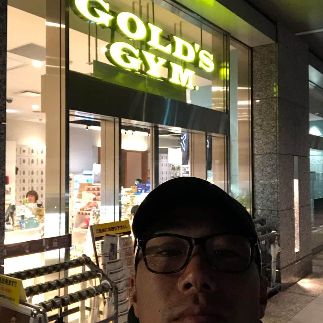 相川亮二のインスタグラム：「さぁジムへ行こう💪  #ゴールドジム#9999」