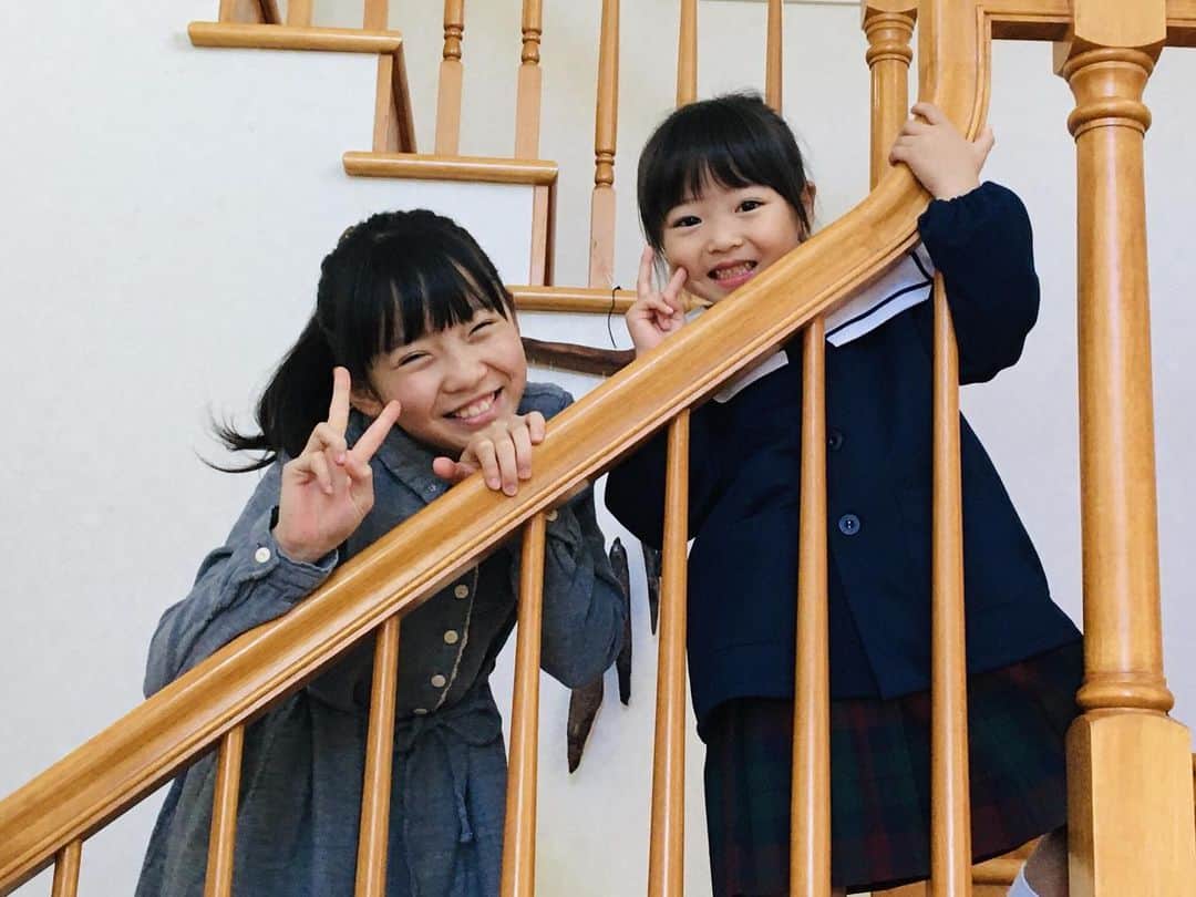 【公式】G線上のあなたと私のインスタグラム：「_ ﻿ ＼あと5️⃣時間😇／﻿ ﻿ 『#G線上のあなたと私』第7話﻿ 放送まであと5時間をきりました…‼️﻿ ﻿ 今日は少し早めに帰って、﻿ テレビの前でスタンバイお願いします🥺﻿ ﻿ かわいいかわいい、W多実ちゃんからも﻿ お願いです🥰🥰﻿ ﻿ 第7話の北河家のシーンも最高です❤️﻿ チビ多実ちゃんのシーンや、﻿ 今日の北河家は家族でお出かけします⛴﻿ ﻿ #大きめの制服がかわいすぎる﻿ #多実ちゃんに反抗期⁉️」