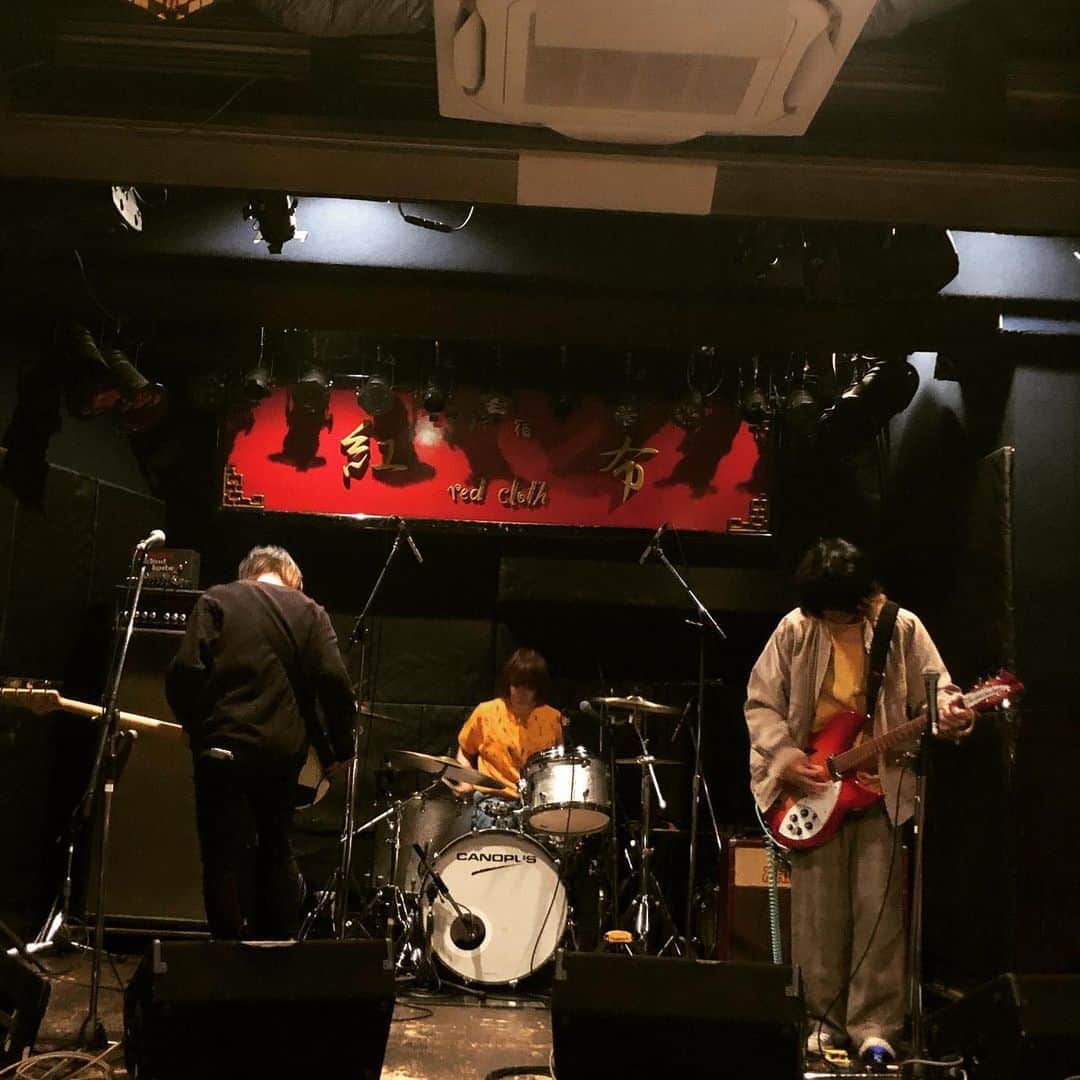 山川のりをのインスタグラム：「今夜は新宿レッドクロスにて行われる「挫・人間 presents イチャイチャ共演 vol.3」にギターパンダ出演します。 18時30分/ 19時、3000円＋D /3500円＋D。共演は挫・人間、くっつくパピー。お近くの方々会いにきてアイニージュー！」