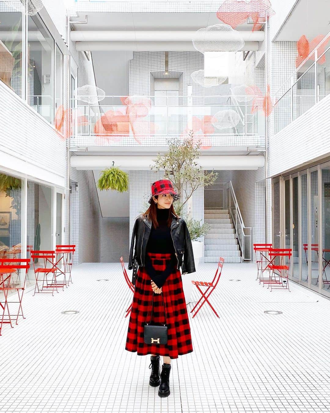 のインスタグラム：「WINTER RED♥️♥️♥️ . 沢山DMを頂いている 新作"BLOCK CHECK TUCK SKIRT"は 今週28日(木)21:00にweb発売します。 . . #akiki#aw19#red#madeinjapan #check#skirt#ブロックチェック」