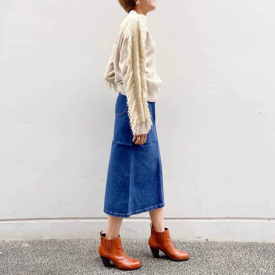 Moname Official Instagramさんのインスタグラム写真 - (Moname Official InstagramInstagram)「. 14オンスの厚みのある 本格的なデニムを使用したAラインスカート！ 膝下と長めに設定しているので 大人っぽく見せてくれます。 . . Standard Denim Skirt No.41193032 Color. MBL ¥15,000 +tax . #moname #モナーム#19AW #デニムコーデ #denim #jeans #ootd #デニム #モテデニム #デニム女子 #パンツ #カジュアルコーデ #シンプルコーデ #着回しコーデ #今日のコーデ#デニムスカート #スカート #おちびコーデ #着画 #ラフコーデ #きれいめコーデ #ワイドパンツ #秋コーデ #高見えコーデ #着回し #160cm #パリジェンヌ #パリジャン #大人女子」11月26日 17時22分 - moname.official