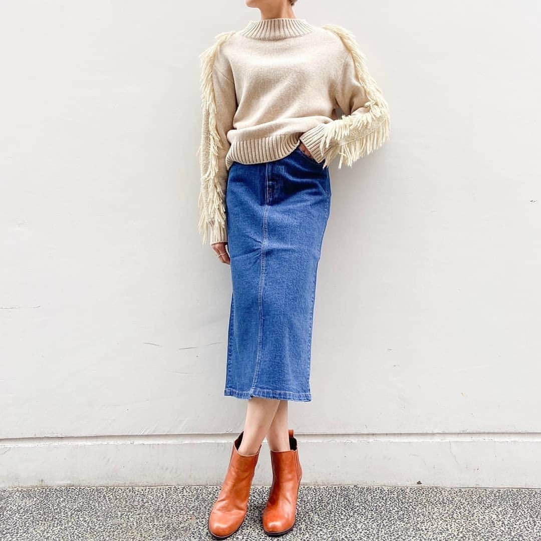 Moname Official Instagramさんのインスタグラム写真 - (Moname Official InstagramInstagram)「. 14オンスの厚みのある 本格的なデニムを使用したAラインスカート！ 膝下と長めに設定しているので 大人っぽく見せてくれます。 . . Standard Denim Skirt No.41193032 Color. MBL ¥15,000 +tax . #moname #モナーム#19AW #デニムコーデ #denim #jeans #ootd #デニム #モテデニム #デニム女子 #パンツ #カジュアルコーデ #シンプルコーデ #着回しコーデ #今日のコーデ#デニムスカート #スカート #おちびコーデ #着画 #ラフコーデ #きれいめコーデ #ワイドパンツ #秋コーデ #高見えコーデ #着回し #160cm #パリジェンヌ #パリジャン #大人女子」11月26日 17時22分 - moname.official