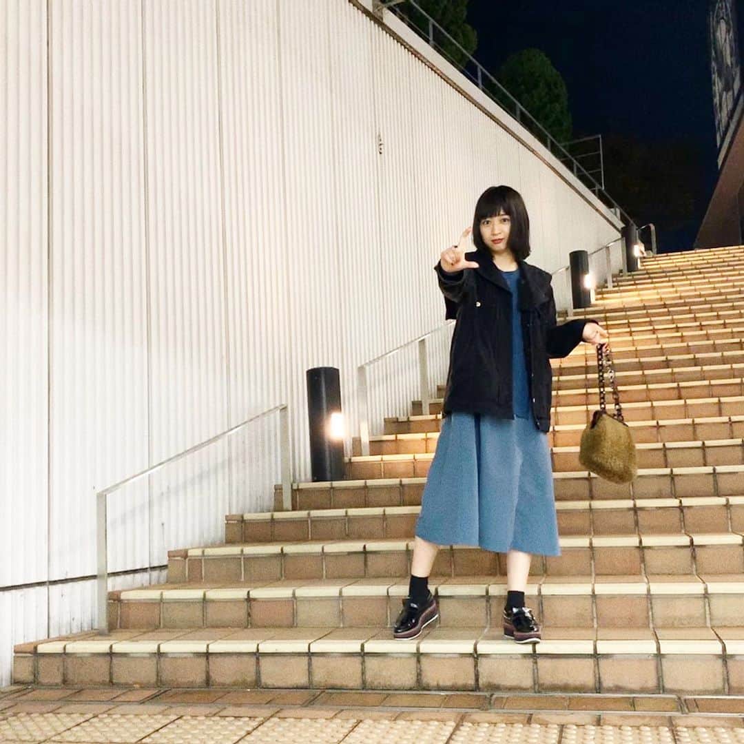 小川暖奈のインスタグラム：「このSTOFのワンピース、今年1番着た気がする、、！きれいな青でめっっちゃ気に入ってます . . ーーーーーーーーーーー 【🦕告知🦕】今年最後の 〝スパイクの嫁ぐまでにしたい100のこと〟 2019年11月29日 開演:20時45分 会場:ヨシモト∞ドームII チケット:1500円 . 今回は、今年最後なのでお越しいただいたみなさんからのリクエストになんでも答えちゃおう&やってみちゃおう！のコーナーもしてみちゃいます！ もちろん、トーク、新ネタ、ショートコント、企画コーナーもやる盛り沢山な１時間でーす！ ドームカフェのドリンクも飲みながらワイワイ楽しみましょう〜！ き・て・ね！ . 置きチケできます🦕🦕🦕」