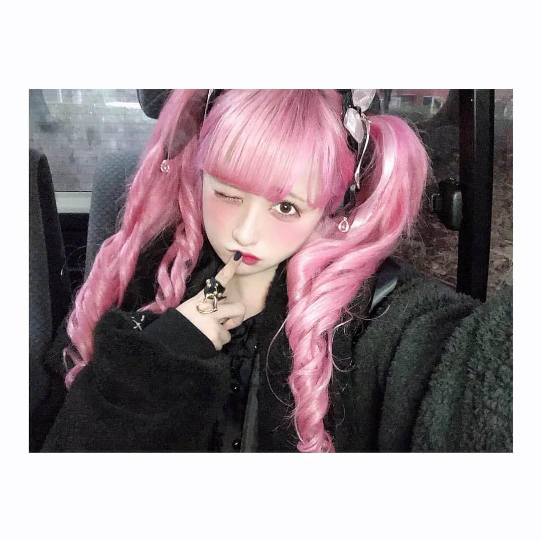 胡桃兎愛のインスタグラム：「pink × black」