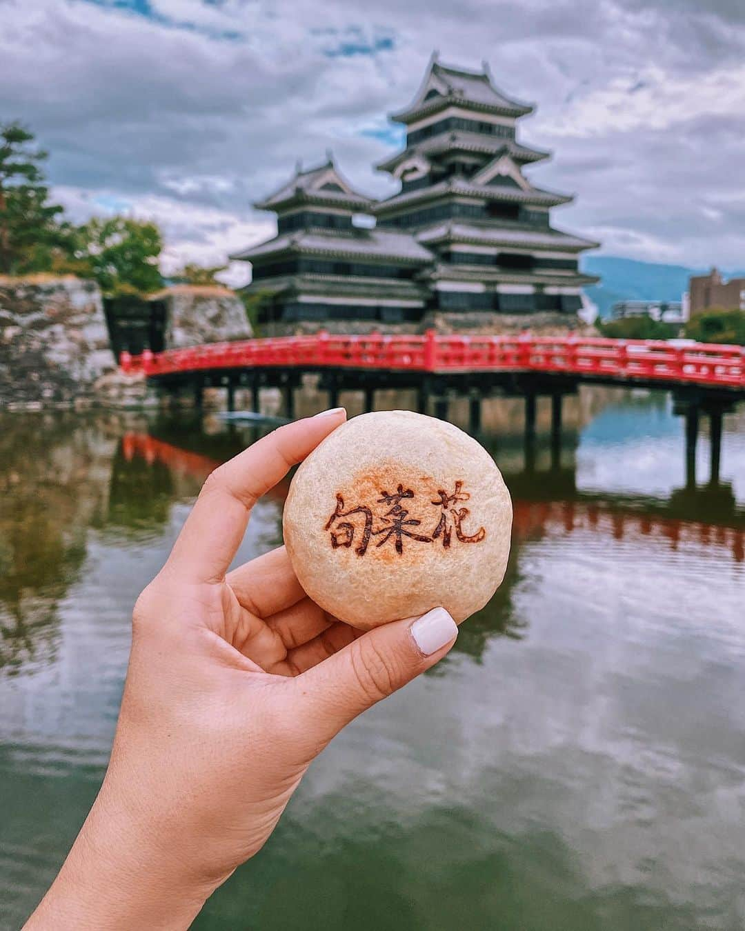 Girleatworldさんのインスタグラム写真 - (GirleatworldInstagram)「Oyaki (おやき) at Matsumoto Castle during my recent road trip to Nagano. Oyaki is a Japanese savory dumpling, traditionally stuffed with roasted local vegetables - that's what the three characters on the Oyaki means. The one I had was leek, mushroom and potatoes. Apples and other fruits are also commonly used to make the sweet version! Oyaki is super popular and widely available in Nagano. It's a great representation of the prefecture - Oyaki skin is made from buckwheat flour. Due to the terrain of Nagano prefecture, it is difficult to plant rice. Instead, soba (buckwheat) became the main produce of Nagano. I got this Oyaki from the entrance of Matsumoto Castle - you can't miss it!  Over the past few months, I have been building my TripAdvisor profile by creating Trips from my vacations. It's such a useful feature for sharing my favorite spots with friends! I love that it makes my trip planning so much easier - it incorporates everything we love about TripAdvisor (reviews, maps and photos), so you can easily research which spot you want to go and save those spots to personalize your own Trip. You can also invite friends to collaborate on the Trip, which is great for group vacations! Visit my TripAdvisor profile at https://www.tripadvisor.com.sg/Profile/GirlEatWorld to see Trips I have created.  TripAdvisor has recently started a Singapore Instagram account at @tripadvisorsg - follow them for something exciting launching in December! #TripAdvisorSG #TripAdvisorTrips #sponsored  #shotoniphone #iphone11promax #matsumoto #nagano #🏯 #🇯🇵 #japan #japanesefood #matsumotocastle #oyaki #おやき」11月26日 17時17分 - girleatworld