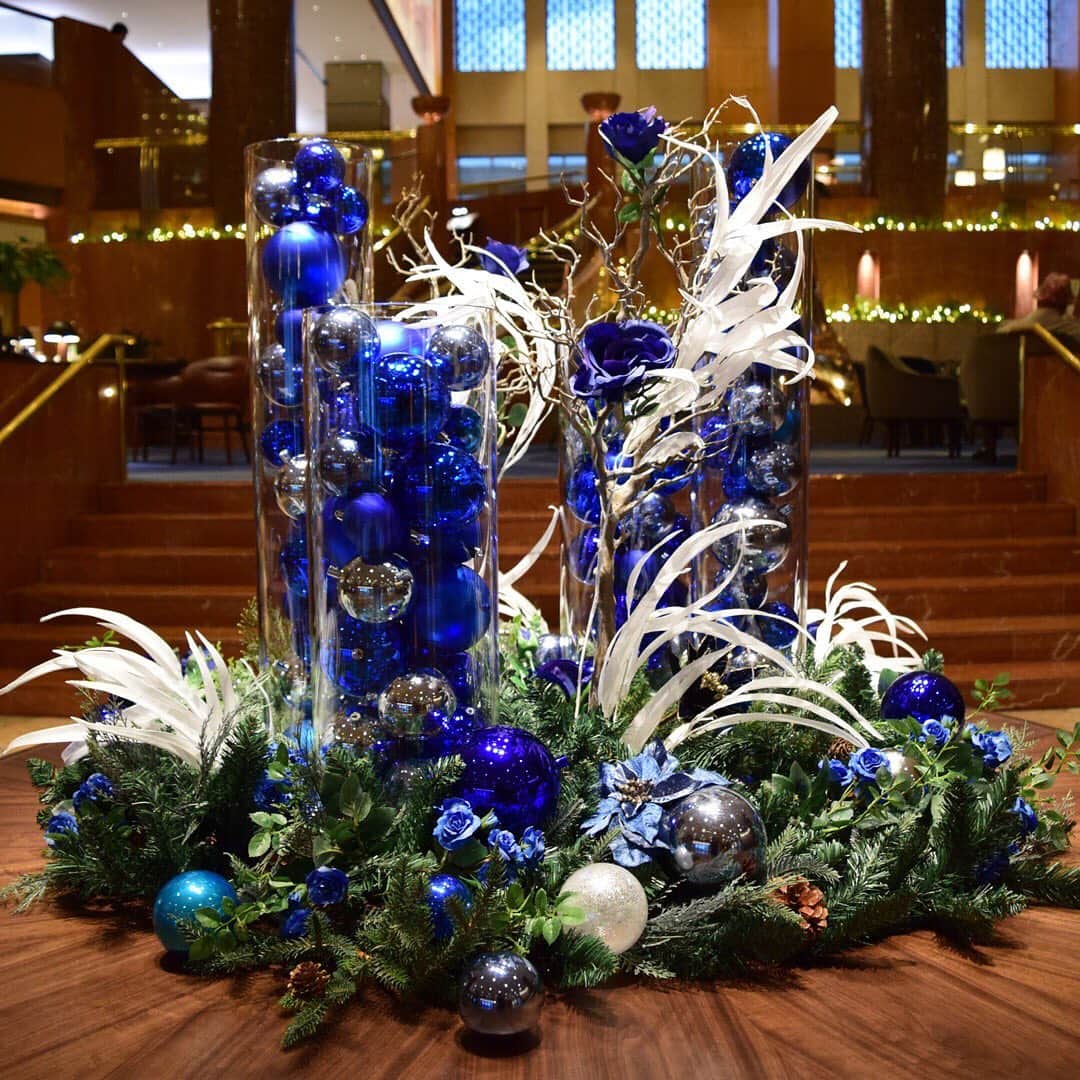 Sheraton Yokohamaさんのインスタグラム写真 - (Sheraton YokohamaInstagram)「. 横浜ベイシェラトンのロビーに クリスマスツリーが登場🎄  リニューアルしたロビーのコンセプトカラー「ブルー」を基調に、800球の光とスパークリングボールや横浜市の花「バラ」でデコレーションした高さ5メートルのツリーが、ロビーを煌びやかに演出します✨ 青いバラの花言葉には「奇跡・夢が叶う」。令和初のクリスマスに希望を込め、ぜひ横浜ベイシェラトンにお立ち寄りください。  #sheratonyokohama #sheraton #sheratonhotels #yokohama #Christmas #xmas #winter #christmascountdown #christmas2019 #christmastree #クリスマス #クリスマスツリー #横浜 #横浜駅 #シェラトン #横浜ベイシェラトン」11月26日 17時18分 - sheratonyokohama