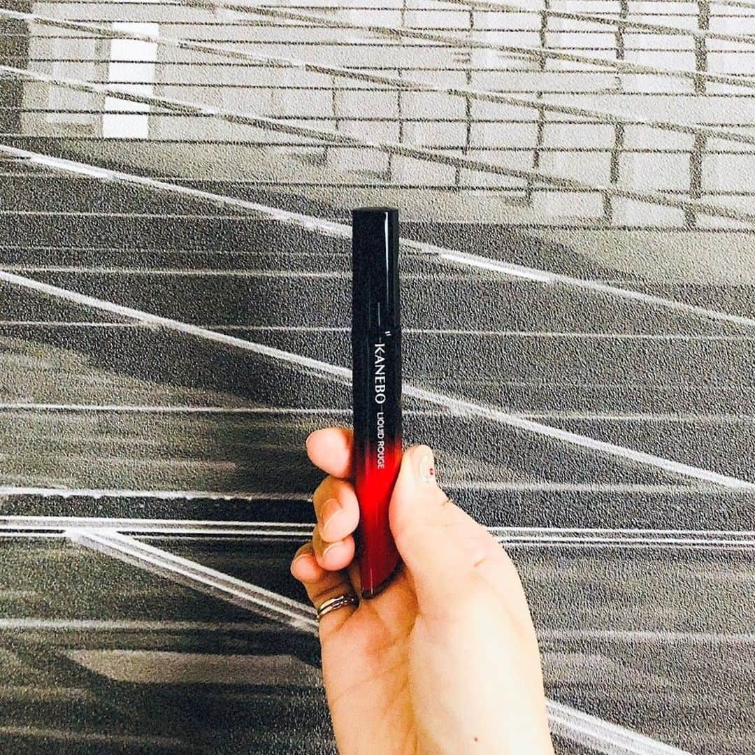 KANEBO OFFICIALさんのインスタグラム写真 - (KANEBO OFFICIALInstagram)「KANEBO LIQUID ROUGE 私を上げる、鮮やかなスカーレットレッド。 Unleash your passion with the bright scarlet red color. #rouge #lipstick #lipcolor #beautyproduct #cosme #cosmetics #lip #liquidrouge #beautycare #myfavoritecolor #lipstickcollection #cosmeticslovers #makeup #口紅 #ルージュ #リクイドルージュ #メイクアップ #コスメ #愛用コスメ #リップ好き #リップマニア #おすすめコスメ #リップ集め #デパコス #お気に入り #お気に入りリップ #濡れメタル #メタルリップ #kaneboglobal #kanebo カネボウ　リクイドルージュ 全15色 3,500円 (税抜) *Product availability varies by region.」11月26日 17時30分 - kaneboofficial
