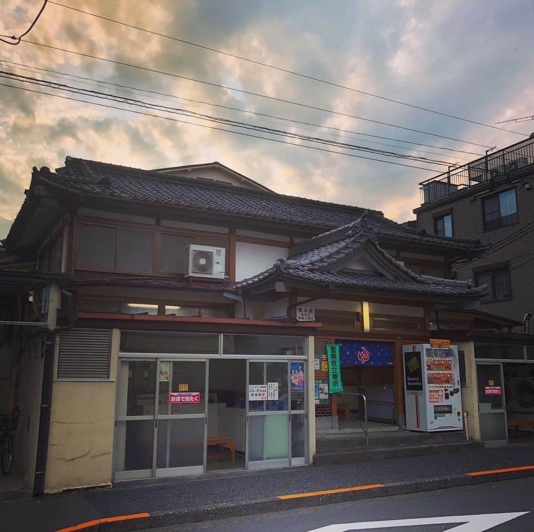 のインスタグラム：「文京区大塚の君の湯。東浴組合に加盟してない銭湯。料金はちょっと安め。凄く綺麗なフロント型宮造り銭湯。おそらく中島氏の富士山ペンキ絵。ラベンダー湯にバイブラ湯に座風呂も。今週末は武藤ウエノワンマン11.30 北九州小倉Cheerzと12.01 山口湯田温泉café&pub-kirikou #リハビリ銭湯 #銭湯 #風呂 #bath」