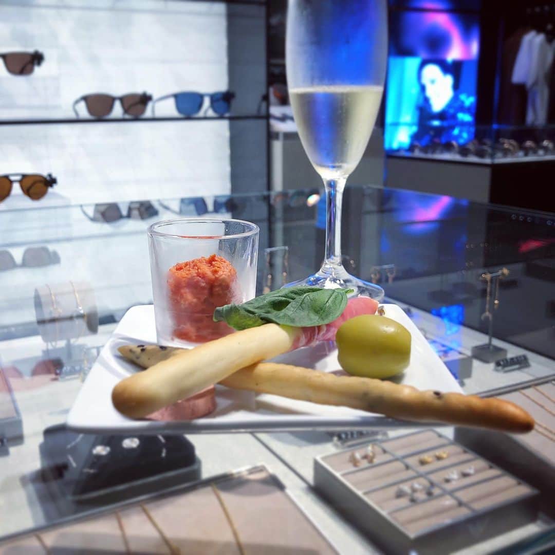 榊山敬代のインスタグラム：「👗💎🍸🍾… ・ シャンパンのお供の記録…  この日はランチ食べて なかったので有り難く ・ 🙏✨ ・ #ごちそうさまでした ・ ・ 今年はファッションアイテムを振り返りますと ファッションへ気にかける余裕がなかったなと  きもちに余裕がないと  形振り構わずになるタイプなので 来年は気をつけたいひとコマです  かたわら  最近洋服より体型整えるのも大事かなと いろいろ見直しはじめてる３８歳のとき ・ ・ 🧘‍♀️🤸‍♀️… ・ ・ そういえばと昔を思い出しましたのは 二十代では足が太くて膝が出せなくて 腰回りも重心が下でジーパンか長いス カートしかはけない時代がありまして 洋服選びが大変だったなぁとふと懐か しくおもいだしていたのですけれども  原因は食費節約や料理下手な時代でしたから とりあえず甘いものばかり食していたことや 体温低く免疫力も低くて代謝が悪かったこと  いつも手足が冷たい上に 指は原因不明のあかぎれ 毎日頭痛と寝不足で不調  今おもいかえしますといのちは若かったのに 身体や精神的にはとても辛い時代でしたけど  そのような時代が長かったからこそ 今の快調なカラダと心がありがたく かんじております三十代のひとコマ  自分に厳しすぎてもよくなくて 自分に優しくできるのは自分で まずは自分をいたわる大切さも ひしひしかんじるこのごろです  さて　11月26日のきょうは　 #いいお風呂の日　とのこと  きょうは冷え込みましたし リセット新月のようですし  キャンドル灯しながら ゆっくりバスタイムを 満喫する夜に決定の巻 ﻿・ ・ ・ ・ ・ ・  #冬 の #おもてなし #エンポリオアルマーニ  #fashion #enporioarmani #東急プラザ  #銀座 #ginza #Tokyo #food #art #ケータリング #フィンガーフード #prosciutto #champagne #シュワシュワ と共に #日本画家 の #外出こんなもん #気分転換 #人生 #人生ふりかえる」