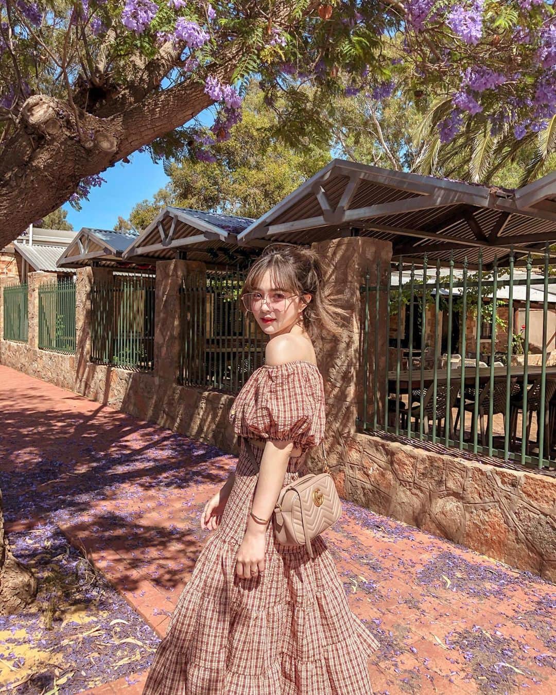 柯柯YELIZのインスタグラム：「好幸運巧遇藍花楹的季節🌸🌸」