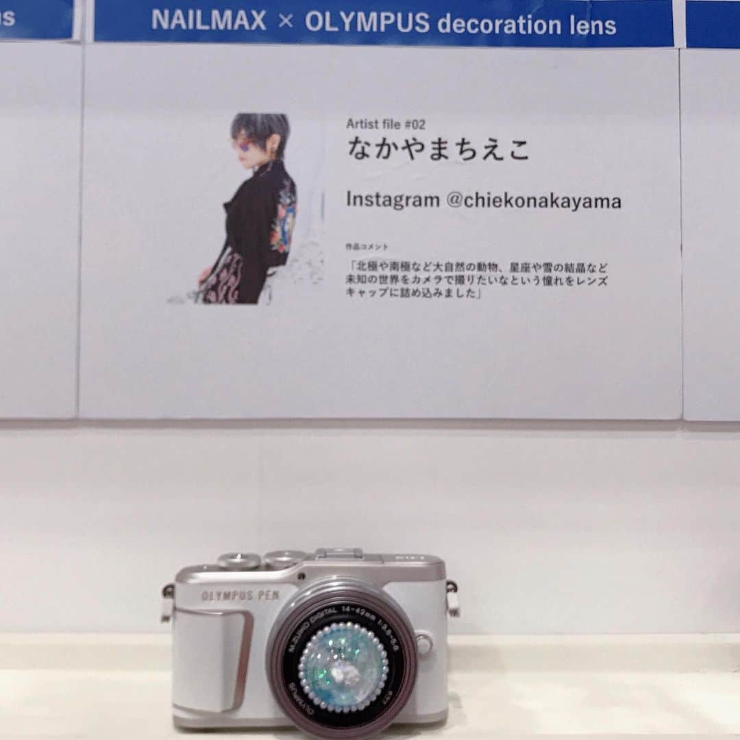 なかやまちえこのインスタグラム：「ネイルMAXブースにて、オリンパスのカメラのレンズキャップデコも飾っていただいてました😳💦⠀ こちらは次号のネイルMAXに掲載されるので、発売後にまたUPしますね😳」