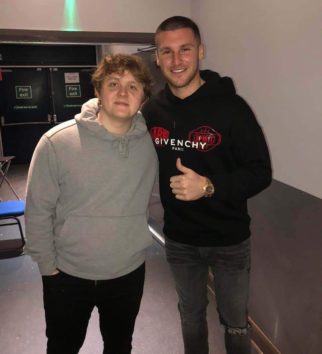 サム・ジョンストンのインスタグラム：「Top show 👏🏼🎤 @lewiscapaldi」