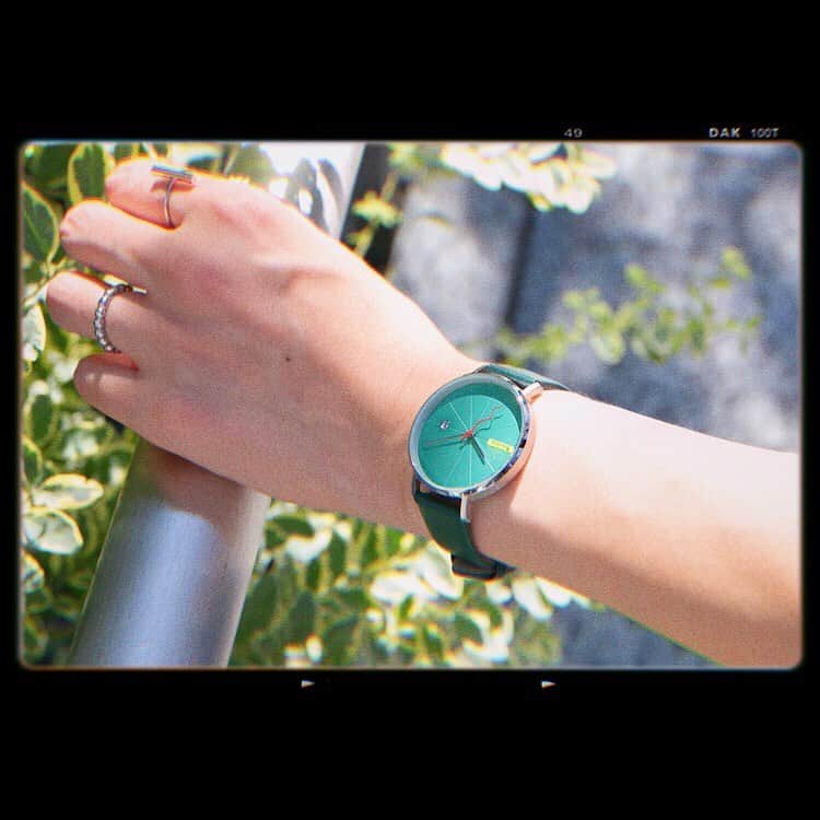 SuperGroupiesのインスタグラム：「🚲NEW ARRIVALS🚲 『#弱虫ペダル GLORY LINE』との新コラボアイテム💚 ⠀ 巻島裕介の印象的な髪色から着想を得たカラーリングの 腕時計、リュック、財布。 ⠀ 腕時計の裏蓋には、 頂上の蜘蛛男(ピークスパイダー)を連想させる クモのエッチングが入っています。🕷️ ⠀ ──────────────────────﻿ 🚲Today’s Item🚲 Yowamushi Pedal Collaboration Series Makishima Yusuke model #backpack #watch and #wallet ※掲載商品は受注生産です。 Available only for pre-orders now! ──────────────────────﻿ ⠀ ⠀ 実際の商品が気になる方は 本日のLive配信をぜひチェックしてください！✔️ ⠀⠀⠀⠀⠀⠀⠀ 詳細はこちら 👇👇👇 ⠀⠀⠀⠀⠀⠀⠀ ⠀⠀⠀⠀⠀⠀⠀ 📺Live配信のお知らせ📺 本日11/26（火）20:00〜Live配信します！🙌🏻 ⠀⠀⠀⠀⠀ ⠀⠀⠀⠀⠀ 今回のLive配信は・・・﻿ #弱虫ペダル special✨ ⠀⠀ 予約受付中の新商品や、 スタッフぴかちゃん＆へいりんの #アニメバウンド などを紹介予定💕 ⠀⠀⠀⠀⠀⠀⠀ ──────────────────────﻿ #アニメバウンド って何？🧐 アニメ、ゲームキャラクターの服装を連想させるコーディネートのこと！👗👠👜 ──────────────────────﻿ ⠀ ⠀ 今夜のLive配信でお待ちしております😍 ⠀ ⠀ ⠀ #supergroupies #anime #japaneseanime #スーパーグルーピーズ #アニメ #ファッションにアニメを #アニメコラボ #コラボグッズ #アニメグッズ #アニメ好き #Live配信 #ライブ配信 #小野田坂道 #巻島裕介 #真波山岳 #東堂尽八 #弱ペダ #ペダステ #OnodaSakamichi #MakishimaYusuke #ManamiSangaku #ToudouJinpachi #yowamushipedal #yowapeda ⠀」