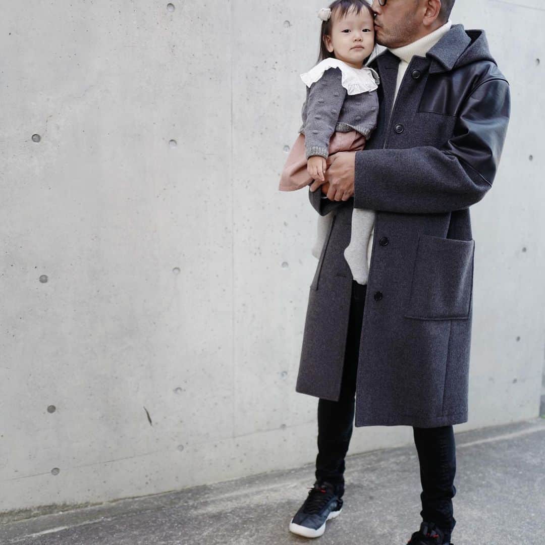 渡邊智子さんのインスタグラム写真 - (渡邊智子Instagram)「. パパから離れないね〜 セカンドバックくらいの定位置🧔🏾👧🏻 . 可愛いコート着てるよね。」11月26日 17時40分 - _tomomon