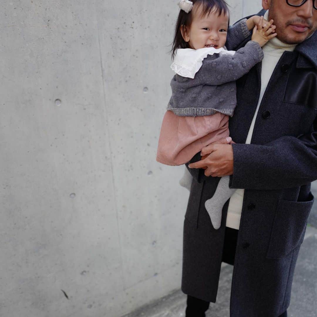 渡邊智子さんのインスタグラム写真 - (渡邊智子Instagram)「. パパから離れないね〜 セカンドバックくらいの定位置🧔🏾👧🏻 . 可愛いコート着てるよね。」11月26日 17時40分 - _tomomon