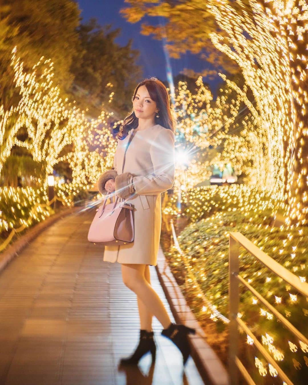 Mikaさんのインスタグラム写真 - (MikaInstagram)「シャンパンゴールド🥂  イルミの光に包まれて大好きな人とくっついていたいな✨  クリスマスプレゼント何がいいかな🎁 ・ ・ ・ photo by @hirokazu_ebihara 📸 model @mikarin_portrait 🌸 ・ ・ ・ #美花展 のお知らせ 日時 2020年5月5日〜10日  場所 渋谷ギャラリールデコ  私を被写体とした18人のフォトグラファーによる作品展を開催します。 皆様のご来場心よりお待ちしております。  follow me💋  #カメラ好きな人と繋がりたい #ファインダー越しの私の世界 #ポートレート #ミナミルミ #ストロビスト #イルミネーション #シャンパンゴールド  #ポトレ女子 #EXPLOREJPN #広がり同盟 #ポトレのセカイ #great_portraits #jp_portrait部 #match_portrait #loves_united_portrait  #colorsjp #team_jp_東 #global_ladies #photo_shorttrip #_lovely_weekend #japan_art_photography #portraitfestival #portraitinlove #whim_life #ink361_asia #exclusive_world_portrait  #instagood #splus_cameraclub  #instagramjapan」11月26日 17時41分 - mika_portrait