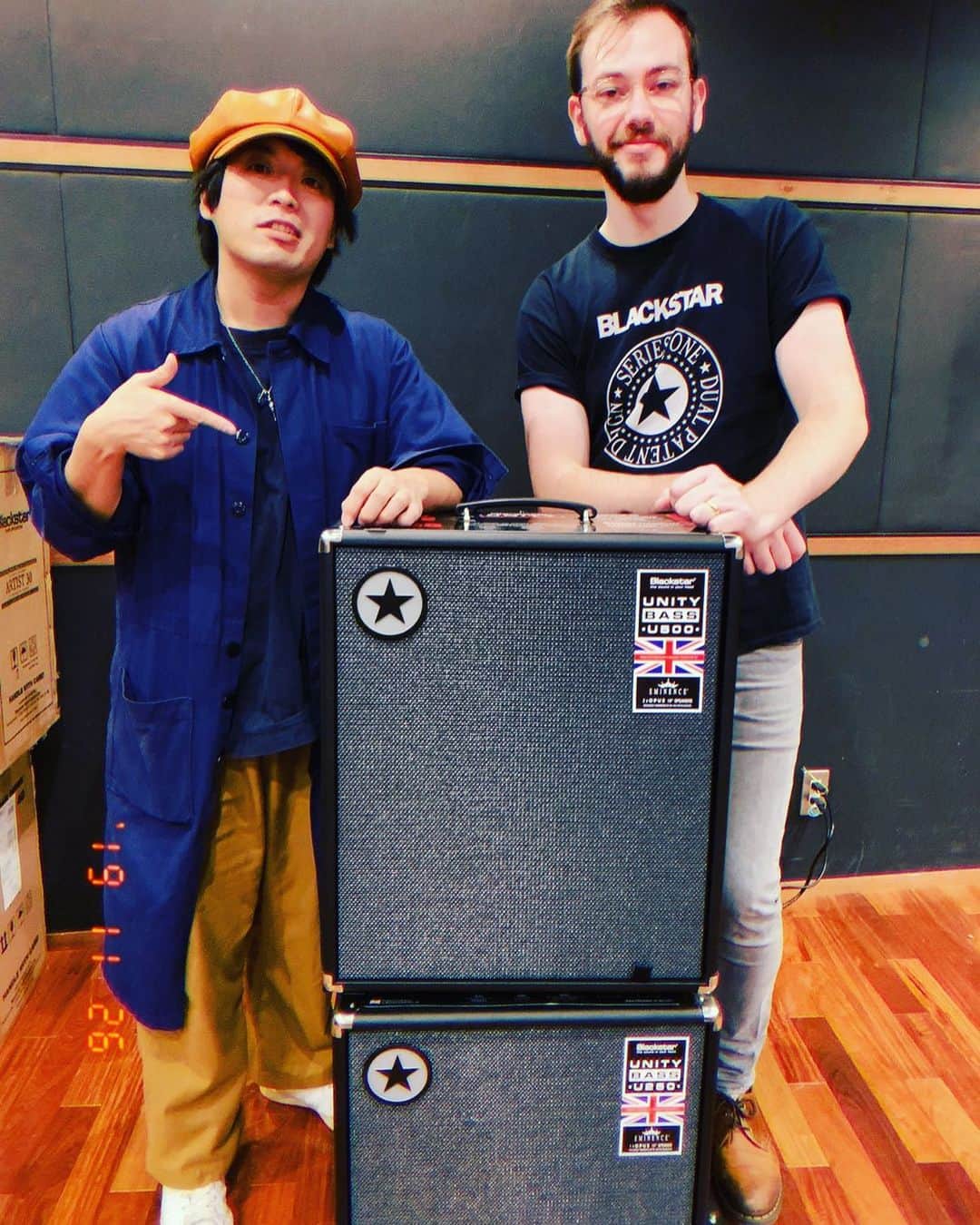 井澤惇のインスタグラム：「イギリスのアンプメーカーBLACKSTARのベースアンプの試奏をしてきた。ベースアンプの開発を手掛けたエンジニア、ALEXに操作説明をされながら音作りして変な音が出るはずないよねー。 かなり暴力的な音が出るアンプでした！！」