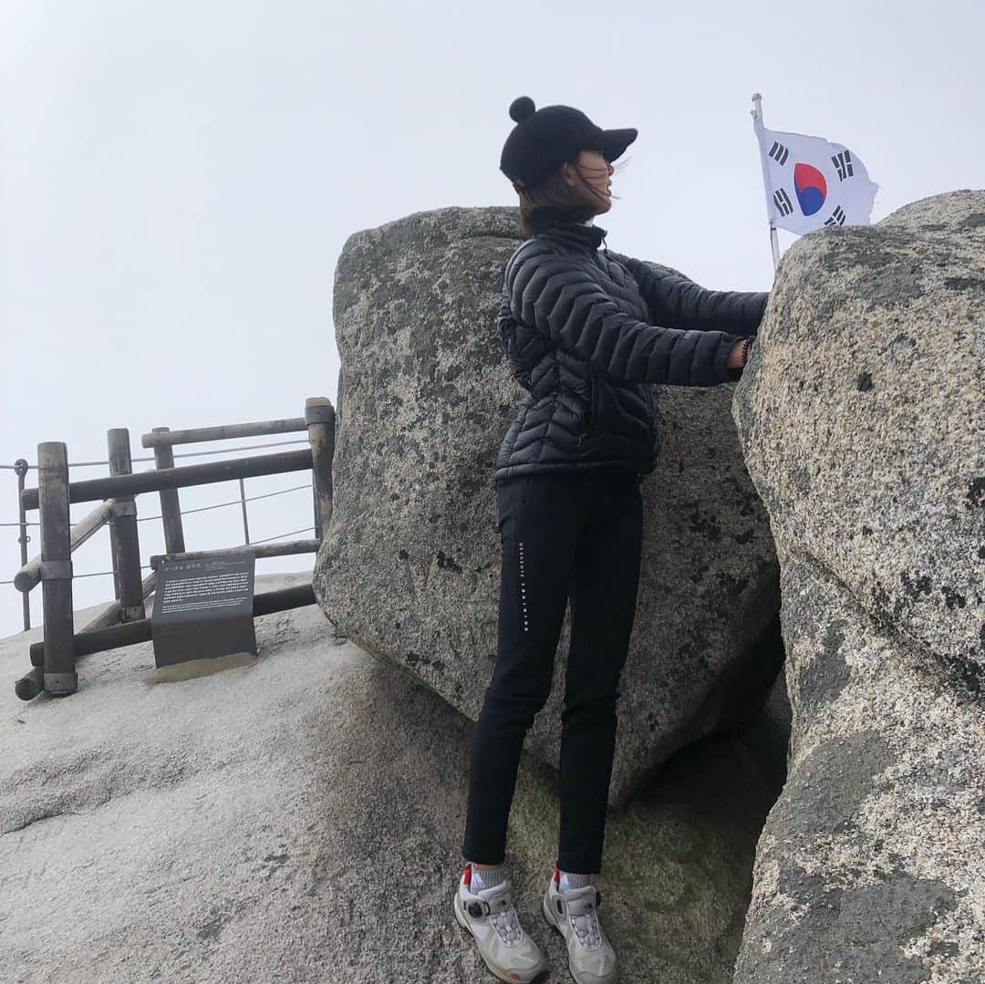 イ・ミンジのインスタグラム：「#자유시간_끄적끄적  늦게 찾아간 가을 북한산은 떨어진지 오래돼 보이는 낙엽들과 바위 밑에는 고드름이, 나무에는 상고대가 피어 있었다 ❄️ 예상치 못한 조금 이른 겨울산 풍경에  감탄사가 절로 나왔지만 그래도  조금만 더 일찍 올 걸 그랬나 보다. 작년 광교산에서 만났던 빨갛고 노오란 단풍, 참 예뻤었는데🍁」