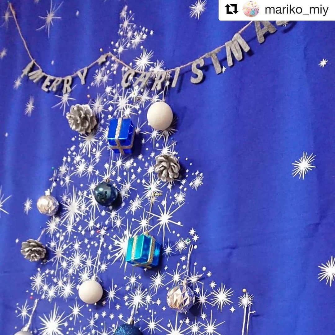クラフトタウンさんのインスタグラム写真 - (クラフトタウンInstagram)「アンバサダーさんからのうれしいお言葉☆ しかも、今年の新作タペ、素敵に飾っていただけました〜！ 今年はこの「青」と「雪の結晶」が人気です☆  #Repost @mariko_miy with @get_repost ・・・ ♡タペ活♡ 🎅🎄🎁MERRY CHRISTMAS🎅🎄🎁 ・ @craft_town クラフトトーカイさんの ツリータペストリー🎄 ・ #グリッタータペストリー ・ タペストリー界のキング✨ タペストリーといえば、ツリータペストリー(^^*)(^^*)(^^*)ですよね！勝手に（笑） ・ お手軽でお気に入りすぎてここ何年かツリータペストリー飾っています。 今年は新商品のこちらのタペストリーを選ばせていただきました。 ・ ブルーの夜空に雪がキラキラ積もったツリーのイメージかな(*´艸`*) 飾りも合わせてシルバーブルー系にしてみました。 ・ 今年はアナ雪2がまた映画でもはじまりましたので、アナ雪の世界にぴったりだなぁーっておもいました♡♡ ・ ぜひクラフトトーカイさんでお気に入りのタペストリーをみつけてください♡ ・ これまで1年間、トーカイアンバサダーとしていろいろなタペストリーを紹介させていただいておりました。 こちらのツリータペストリーが最後のタペストリーになります。なんか寂しいなー😭😭😭⤵⤵ 本当にいろーーーんな使い方やみせ方があって、ほかのアンバサダーさんの投稿も参考になりました♡ まだ任期は１ヶ月ありますので、 投稿はつづきますが、このような機会を与えて下さりありがとうございました(^^*)さらにこれからまた色々なデザインがふえていくとおもいますので、たのしみにしています。 ・ ・  #トーカイタペストリー #トーカイアンバサダー #ツリータペストリー #タペストリー #クリスマス #クリスマス準備 #christmas #Christmastree #クリスマスパーティー #アナ雪2 #アナと雪の女王2 #アナ雪 #アナ雪の世界 #雪の結晶 #令和のクリスマス」11月26日 17時50分 - crafthearttokai