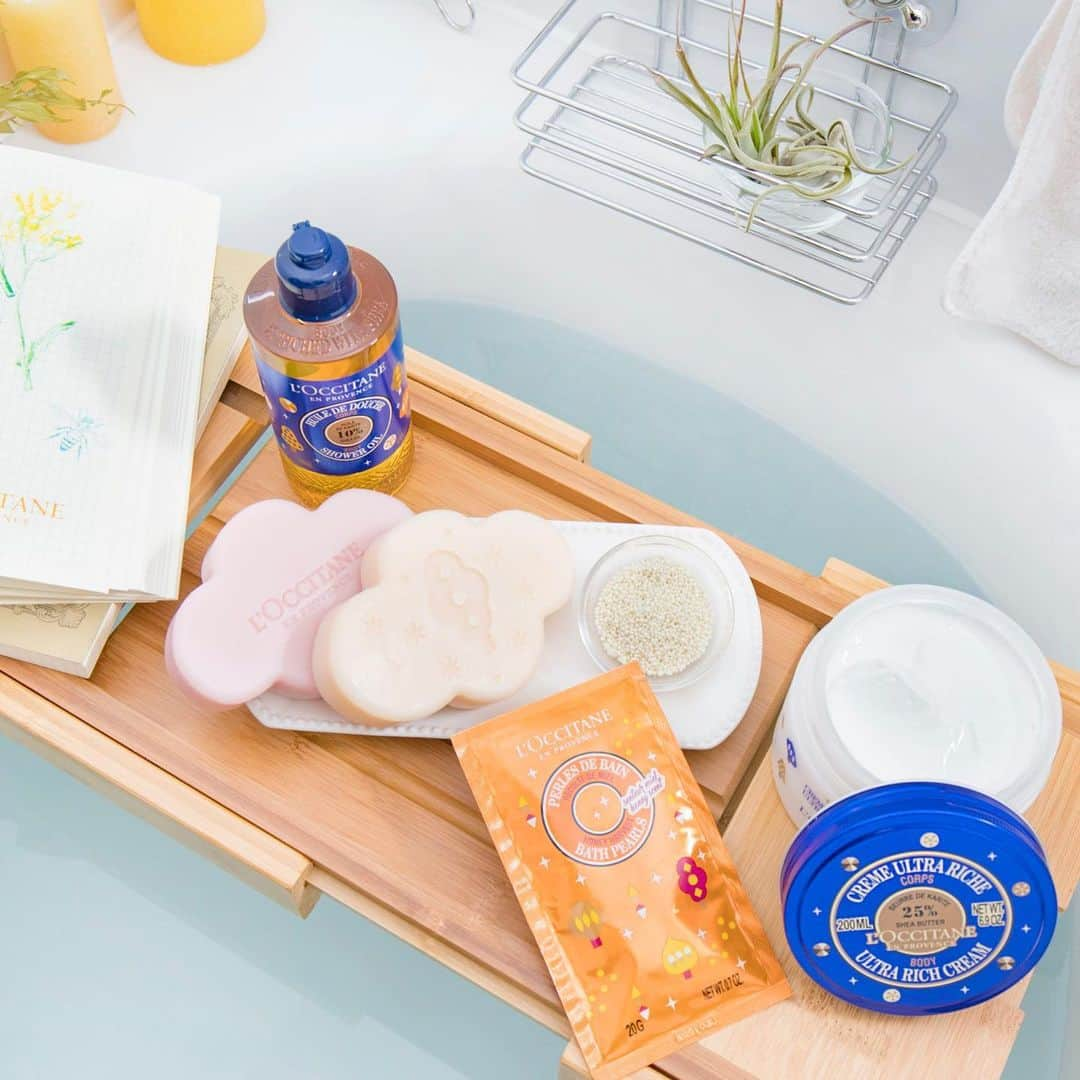 L'OCCITANE en Provenceさんのインスタグラム写真 - (L'OCCITANE en ProvenceInstagram)「今日は #お風呂の日 🛁✨お気に入りの香りに包まれて、心あたたまる至福のバスタイムを💓﻿ ﻿ 寒さや冷えは、女性の美しさの大敵！﻿ ﻿ 季節の変わり目、心と体のバランスが﻿ 揺らぎがちなこのシーズンこそ、﻿ バスタイムをとっておきのご自愛時間に💕﻿ ﻿ 今年のホリデー限定の﻿ 「ハニーハイヴ 」からは、「バスパール」が登場🍯﻿ ﻿ パールのように艶やかな粒状の入浴剤は﻿ 湯船に溶けると、立ち込めるベンダーハニーの香り。﻿ ﻿ 心までとろけてしまいそうな甘い香りに包まれれば、﻿ 至福のバスタイムが楽しめます😊﻿ ﻿ 乾燥が気になる方は﻿ 保湿の定番のシアが、今年だけのデザインの﻿ クラシックシアシリーズより、﻿ ﻿ ・シャワーオイル﻿ ・リッチボディミルク﻿ ﻿ も合わせてお使いいただくのがおすすめ！﻿ ﻿ シアの濃密なうるおいが肌を包み、﻿ 乾燥の季節ももっちり潤う、すこやかな肌に。﻿ ﻿ ﻿ 今夜は、すてきなバスタイムをお過ごしください💕﻿ ﻿ ﻿ #お風呂 #バスタイム #インバスケア #お風呂の時間 #お風呂上がり #美容 #入浴剤 #香りのある暮らし #バステーブル #半身浴 #入浴剤マニア #入浴 #ハニーハイヴ  #ロクシタン #ホリデー #クリスマスコフレ #クリスマスコスメ #冬コスメ2019  #乾燥肌対策 #保湿 #乾燥肌 #はちみつ #はちみつ肌作り #はちみつ美容 #ハニー #notjustagift #ご自愛 #自分へのご褒美 #コスメマニア」11月26日 17時52分 - loccitane_jp