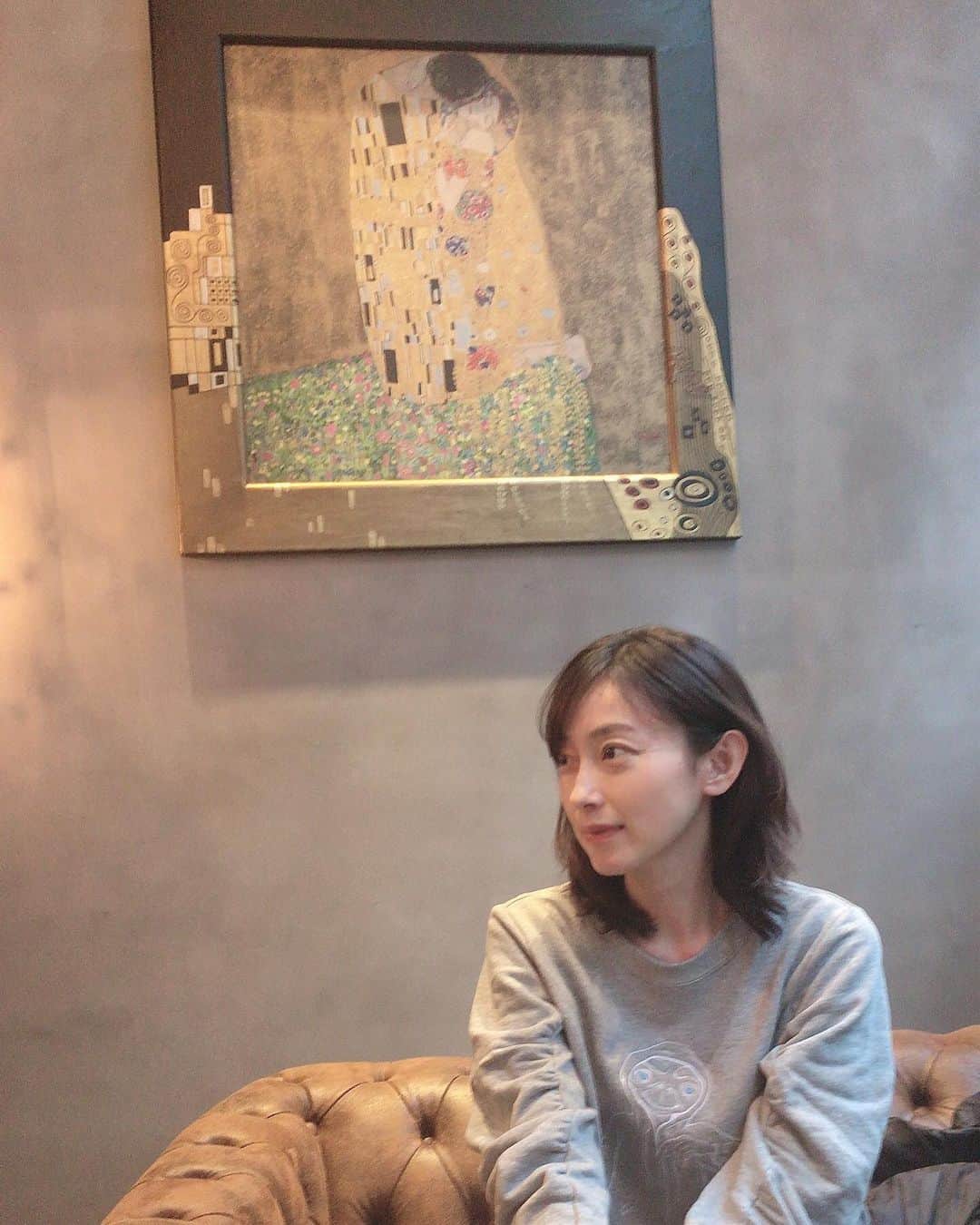 小橋めぐみのインスタグラム：「クリムトとETのミスマッチ感は置いておいて。 クレープシュゼットとスフレが、とっても美味しかった今日のtea time☕️」
