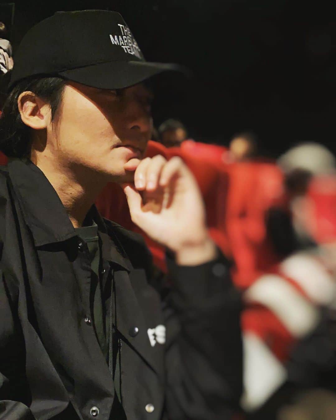 のインスタグラム：「ザブングル加藤劇場、観劇！ 加藤さんの一人芝居。 開演前からステージに30分間、座っていた。 なんの意味もないけど斬新で面白い。 こんなの見たことない。 中身ももちろん面白かったけど途中のフリートークが最高だった。 ざっくり説明すると世の中の当たり前のことをぶった切って俺はこう思うって熱弁するんだけど見事に納得してしまうし加藤さんの独特な視点が本当に面白かった。 いつか僕もやってみたいと思いました。 本当にお疲れ様でした！！！ 僕も演技力を磨いて皆様にいい報告出来るようにしますんでちょっと待ってて下さい🙏 #いや先輩の舞台観劇する態度じゃないだろ」