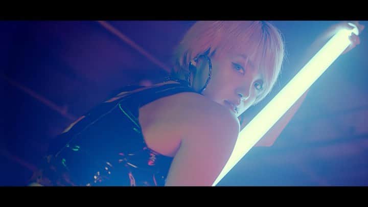 のインスタグラム：「💋💋Lil'Fang MV teaser 「NEW AGE」💋💋 「小さい頃から憧れ続けている倖田來未さんに歌詞を書いていただけて、これからの人生で絶対に忘れられない曲になりました。女性の持っている強さや遊び心がパワフルに表現された3部作の締めくくりにふさわしい楽曲です！みなさんがどんな場面で、どんな気持ちで聞いてくれるのか楽しみにしています！！」 by Lil'Fang  3 days until release  Lyrics by:@kodakumi_official Choreographer:@jojogomezxo Director:Gibeak Lee(Tigercave) Stylist:@ribbon8 Hair&Make-up:@torivomit  #NEWAGE #新時代 #FAKY #倖田來未 #teaser #avex #Lilfang #Lilfangfaky #girlspower」