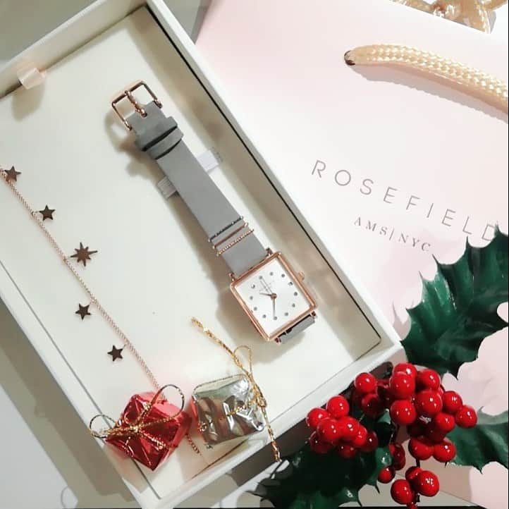 TiCTACさんのインスタグラム写真 - (TiCTACInstagram)「「ROSEFIELD」¥19,500+tax  オランダの機能的なデザインとニューヨークの現代的な感性が融合した美しい腕時計、ローズフィールド。クリスマスプレゼントにもおすすめ、ブレスレット付きの限定ギフトセットが入荷しております。 #rosefield #rosefieldwatches  #ローズフィールド #rosefieldmoment  #rosefieldwatch #手元 #手元美人  #手元コーデ  #手元くら部  #手元倶楽部  #手元のおしゃれ  #おしゃれな人は手元がすてき #誕生日プレゼント時計 #記念日プレゼント時計 #チックタック時計店  #tictacwatchshop #クリスマスプレゼント時計 #ネイルと時計 #時計とネイル #オトナ女子コーデ #大人女子コーデ #時計クリスマスプレゼント #腕時計コーデ  #誕生日プレゼント　#記念日プレゼント #チックタック名鉄店  #チックタックみなとみらい東急スクエア店  #チックタック長野ミドリ店  #チックタックくずはモール店」11月26日 17時57分 - tictac_press