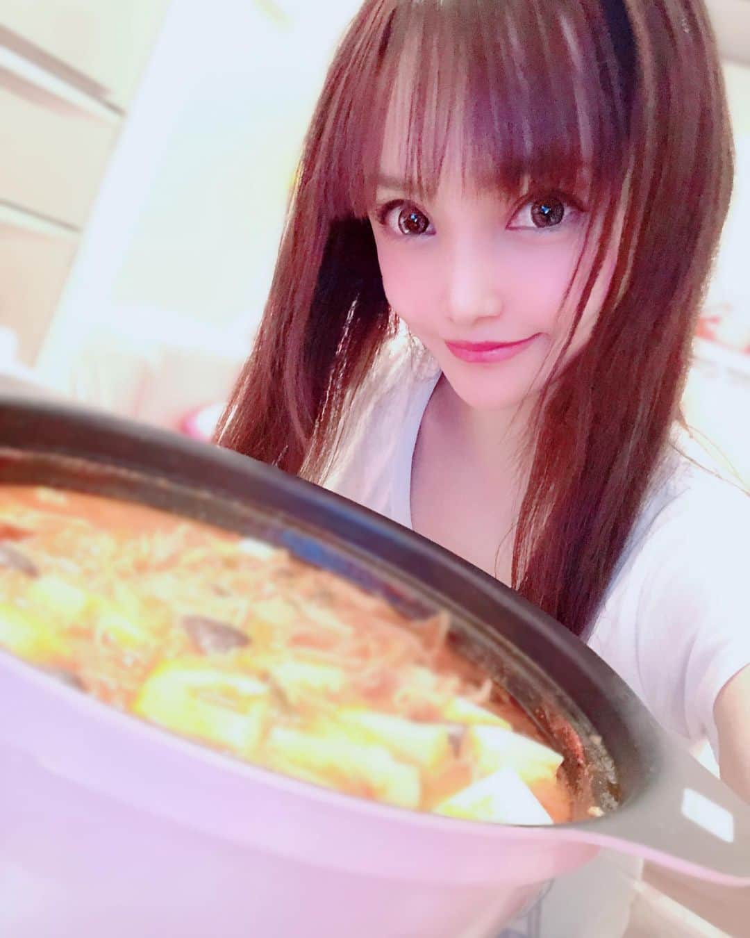 宇佐美あいりさんのインスタグラム写真 - (宇佐美あいりInstagram)「寒すぎてまたまたキムチ鍋作った😋💓安定の4人分を1人で二日で食べました🤣wもちろんご飯付きwそろそろ控えないと..🐷w  #あいりんクッキング#鍋#お鍋#お鍋の季節#キムチ鍋#辛い#love#料理#手料理#自炊#クッキング#夜ご飯#晩ご飯#夕食#おうちごはん#自分ご飯#요리#作るの好き#自炊女子#食いしん坊#お腹ペコリン部 #cooking#delicious#yummy#followme#instadaily#instalike#pleaselike#pleasefollow」11月26日 17時58分 - airi.usami_official