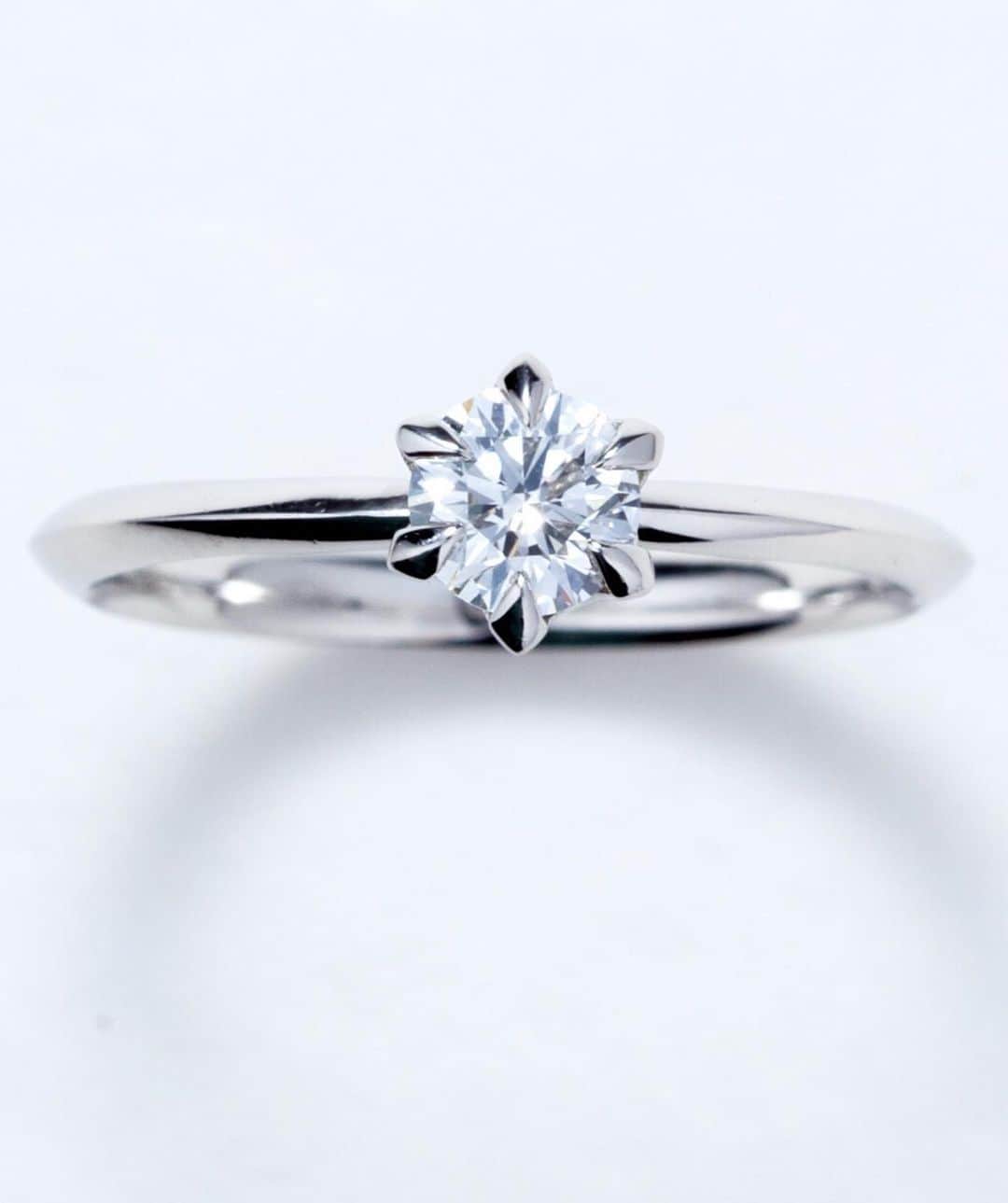 SORA ≪SORA表参道の公式アカウント≫さんのインスタグラム写真 - (SORA ≪SORA表参道の公式アカウント≫Instagram)「@sora_omotesando . 【HANAKOORI-花氷-】 雪の結晶をイメージした婚約指輪は、 ダイヤモンドを囲む6つの爪が 特徴的なデザイン。  一瞬で消えていく儚くも美しい 冬の自然美は、今ふたりの結晶となり、 薬指で永遠の輝きを放ちます。 . --------------- ▽《Xmas fair》メレダイヤモンドをプレゼント＊* https://www.sora-w.com/contents/event/xmasfair/ ▽SORA公式サイトはTOPのURLからcheck * >>> @sora_omotesando . --------------- ぜひ『 #結婚指輪sora 』のハッシュタグで SORAの写真を投稿してくださいね＊* こちらのアカウントでリグラムさせていただきます♪ . #結婚指輪 #婚約指輪 #指輪 #表参道 #オーダーメイド #プレ花嫁 #ブライダル #ウェディング #手作り #彫金#bridal#wedding #bridalring #ring #tokyo #anniversary  #Jewelry #Marriage #記念日 #ソラ#グラデーション #花氷 #雪の結晶 #オリジナルリング」11月26日 17時59分 - sora_omotesando