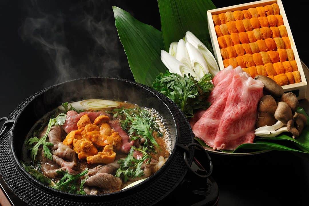 星野リゾートさんのインスタグラム写真 - (星野リゾートInstagram)「🍲日本各地域の魅力は「鍋料理」で味わえる﻿ ﻿ Rediscover the deliciousness and try original favors of hot pot in Hoshino Resort's KAI hotels nationwide.﻿ ﻿ 寒さが増すごとに食べたくなる鍋料理。 ﻿ 星野リゾートの温泉旅館ブランド「界」は、ご当地鍋を提供します。東北から九州まで、地域らしさを感じるオリジナルの鍋料理を用意しました。「そんな食べ方があったのか 」「こんな具材は初めて！」など、鍋を囲んでの会話を楽しみながら、肩を寄せ合い、額に汗をかいて、ハフハフ食べるあたたかい時間を楽しむことができます。﻿ ﻿ ▼お肉や山の幸で幸せに気持ちになる鍋 ﻿ 【界 阿蘇】味噌とチーズの濃厚な味わいを楽しむ「ねたくり鍋」 ﻿ 【界 伊東】2種類のスープで楽しむ「山海鍋」 ﻿ 【界 アルプス】春の雪どけをイメージした「雪鍋」 ﻿ 【界 津軽】たっぷりのまぐろ節でとった旨だしが決め手の「牛しゃぶ」 ﻿ 【界 仙石原】 山海の幸を堪能する「雲丹と牛のすき鍋」﻿ ﻿ ▼海鮮の豪華食材をおいしくいただく鍋﻿ 【界 出雲】活松葉蟹とシジミのコラボレーション「蟹すき鍋」﻿ 【界 加賀】活ずわい蟹を使った「蟹すき鍋」﻿ 【界 遠州】とらふぐを味わいつくす「てっちり」﻿ 【界 鬼怒川】龍神のダイナミックさを表現した「伊勢海老と牛ロースの龍神鍋」﻿ ﻿ ﻿ 食べてみたい鍋から宿選びをするのも楽しいかもしれません✨﻿ ﻿ ※不具合が発生し、写真3枚目、界 アルプスの「雪鍋」が見られない状態となっております。このたびは正常に写真を表示することができず、申し訳ございません。 「雪鍋」は界 アルプスの公式HP（ https://kai-ryokan.jp/alps/dining/）でもご紹介しております。投稿文章からお気に召された方は、大変恐れ入りますが、そこからご確認いただけると幸いです。どうぞよろしくお願いいたします。﻿ ﻿ ﻿ #HoshinoResorts #星野リゾート #Kai #界 #Kai #鍋料理 #luxuryresort #JapaneseHotels #Ryokan #Hotspring #Onsen #travelJapan #ig_Japan #MyTinyAtlas #JapanTravel #鍋 #牛鍋 #松葉蟹 #ずわい蟹 #伊勢海老」11月26日 18時00分 - hoshinoresorts.official