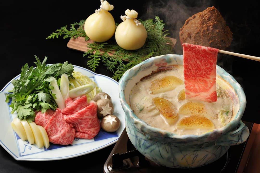 のインスタグラム：「🍲日本各地域の魅力は「鍋料理」で味わえる﻿ ﻿ Rediscover the deliciousness and try original favors of hot pot in Hoshino Resort's KAI hotels nationwide.﻿ ﻿ 寒さが増すごとに食べたくなる鍋料理。 ﻿ 星野リゾートの温泉旅館ブランド「界」は、ご当地鍋を提供します。東北から九州まで、地域らしさを感じるオリジナルの鍋料理を用意しました。「そんな食べ方があったのか 」「こんな具材は初めて！」など、鍋を囲んでの会話を楽しみながら、肩を寄せ合い、額に汗をかいて、ハフハフ食べるあたたかい時間を楽しむことができます。﻿ ﻿ ▼お肉や山の幸で幸せに気持ちになる鍋 ﻿ 【界 阿蘇】味噌とチーズの濃厚な味わいを楽しむ「ねたくり鍋」 ﻿ 【界 伊東】2種類のスープで楽しむ「山海鍋」 ﻿ 【界 アルプス】春の雪どけをイメージした「雪鍋」 ﻿ 【界 津軽】たっぷりのまぐろ節でとった旨だしが決め手の「牛しゃぶ」 ﻿ 【界 仙石原】 山海の幸を堪能する「雲丹と牛のすき鍋」﻿ ﻿ ▼海鮮の豪華食材をおいしくいただく鍋﻿ 【界 出雲】活松葉蟹とシジミのコラボレーション「蟹すき鍋」﻿ 【界 加賀】活ずわい蟹を使った「蟹すき鍋」﻿ 【界 遠州】とらふぐを味わいつくす「てっちり」﻿ 【界 鬼怒川】龍神のダイナミックさを表現した「伊勢海老と牛ロースの龍神鍋」﻿ ﻿ ﻿ 食べてみたい鍋から宿選びをするのも楽しいかもしれません✨﻿ ﻿ ※不具合が発生し、写真3枚目、界 アルプスの「雪鍋」が見られない状態となっております。このたびは正常に写真を表示することができず、申し訳ございません。 「雪鍋」は界 アルプスの公式HP（ https://kai-ryokan.jp/alps/dining/）でもご紹介しております。投稿文章からお気に召された方は、大変恐れ入りますが、そこからご確認いただけると幸いです。どうぞよろしくお願いいたします。﻿ ﻿ ﻿ #HoshinoResorts #星野リゾート #Kai #界 #Kai #鍋料理 #luxuryresort #JapaneseHotels #Ryokan #Hotspring #Onsen #travelJapan #ig_Japan #MyTinyAtlas #JapanTravel #鍋 #牛鍋 #松葉蟹 #ずわい蟹 #伊勢海老」