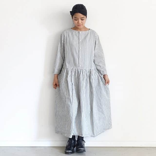 キナリノさんのインスタグラム写真 - (キナリノInstagram)「. ヴィンテージの風合いを楽しむ「ichi Antiquités｜INDIGO Selvage Stripe Dress」 . ─────────────────── キナリノアプリでは素敵な情報とアイテムを、 毎日お届けします。 →ダウンロードはプロフィールリンクから ─────────────────── . オリジナルのコットンリネン地インディゴストライプのワンピース。 兵庫県・播州織の産地で、今では限られた台数しかない力織機で織られた生地を使用しています。 手間と時間をかけてできた播州織は、ふっくらとしていて凹凸のある豊かな風合い。着て洗うほどに生地が身体に馴染んでゆくと同時に、インディゴのきれいな色の変化を楽しめる一枚です。 また、コロンと丸い立体的なくるみボタンもポイント。 すっきりクルーネックなので、重ね着にも重宝してくれますよ＊ . ▶︎こちらのアイテムはキナリノアプリで販売中！ 「お買いもの」→「インスタグラム掲載」から、インスタグラムでご紹介したアイテムをご覧頂けるようになりました。 アプリを最新版にアップデートのうえ、お買い物をお楽しみください。 . #ワンピース #ワイドワンピース #ストライプ #コーディネート #おでかけ #ichiAntiquites #onepiece #dress #simple #coordinate #ootd #丁寧な暮らし #暮らし #キナリノモール #キナリノ . https://kinarino-mall.jp/item-36994」11月26日 18時00分 - kinarino_official